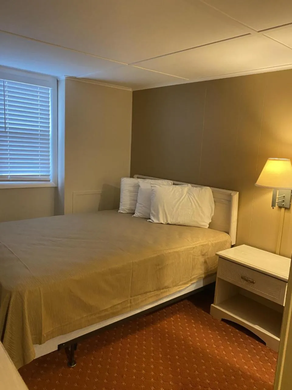 Bedroom in The Admiral Hotel/Motel