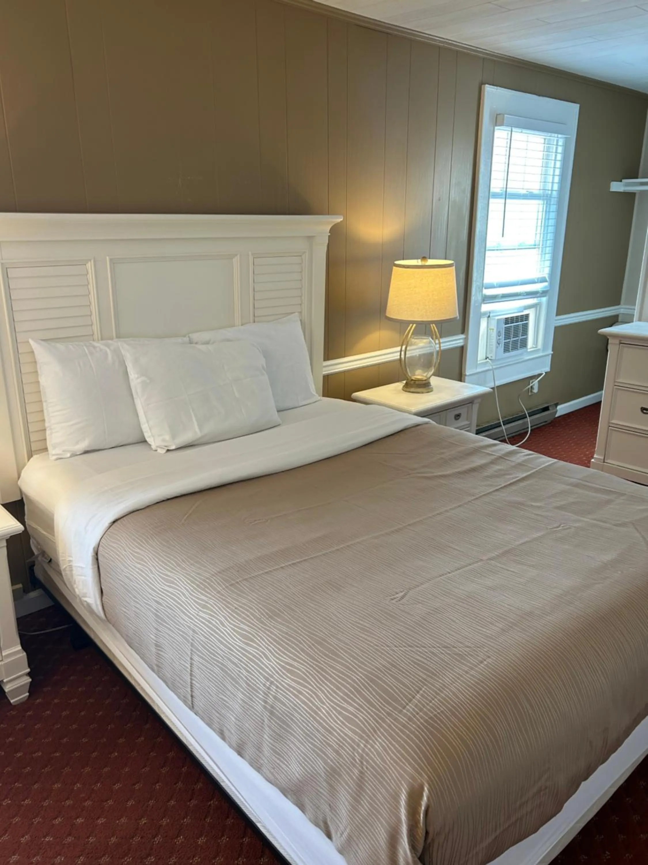 Photo of the whole room in The Admiral Hotel/Motel