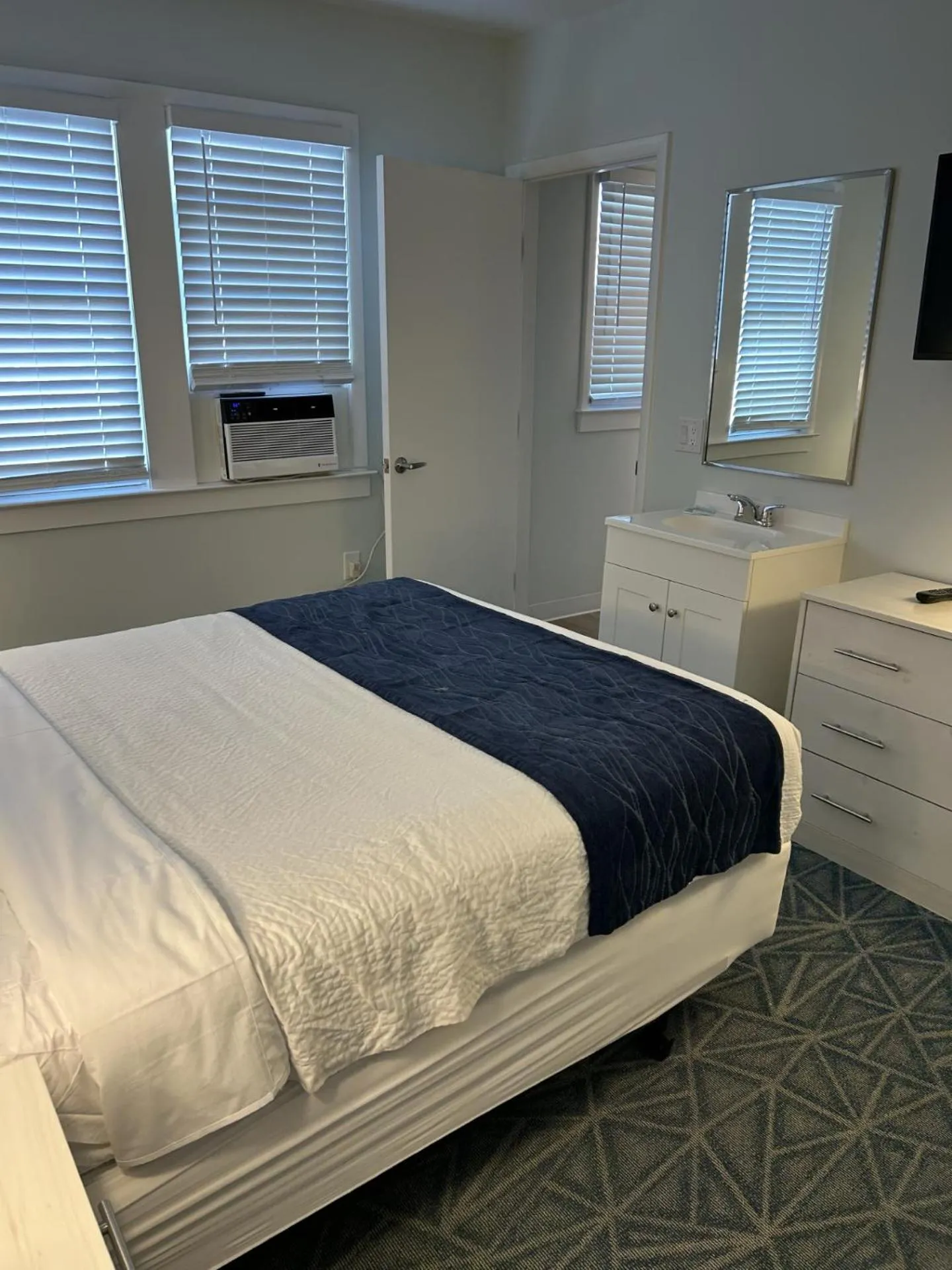 Photo of the whole room in The Admiral Hotel/Motel