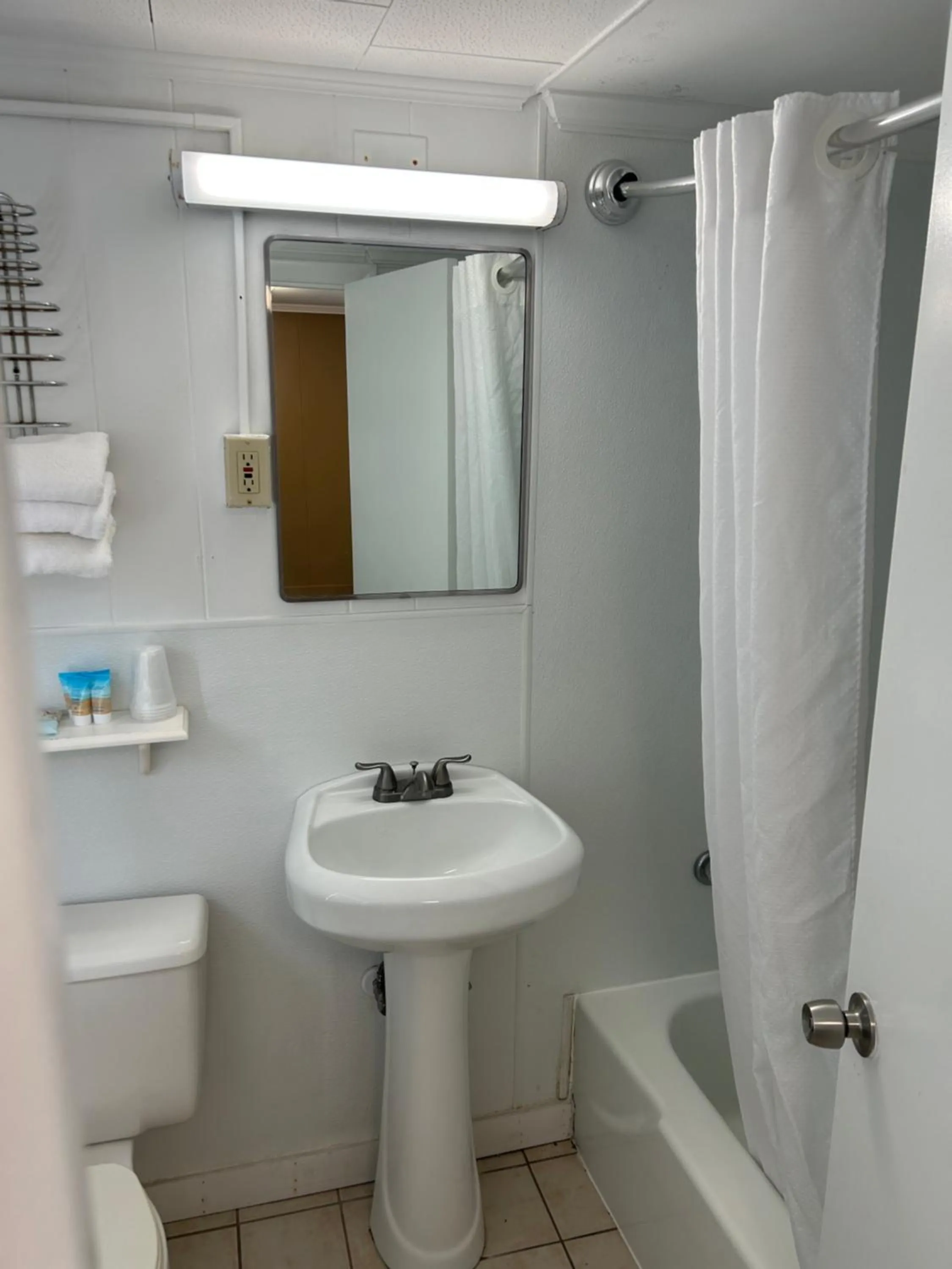 Bathroom in The Admiral Hotel/Motel