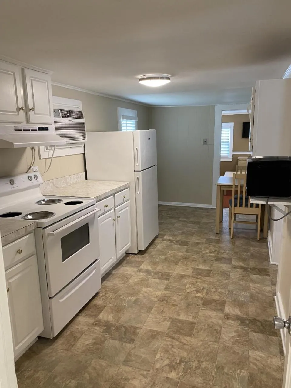 Kitchen or kitchenette in The Admiral Hotel/Motel