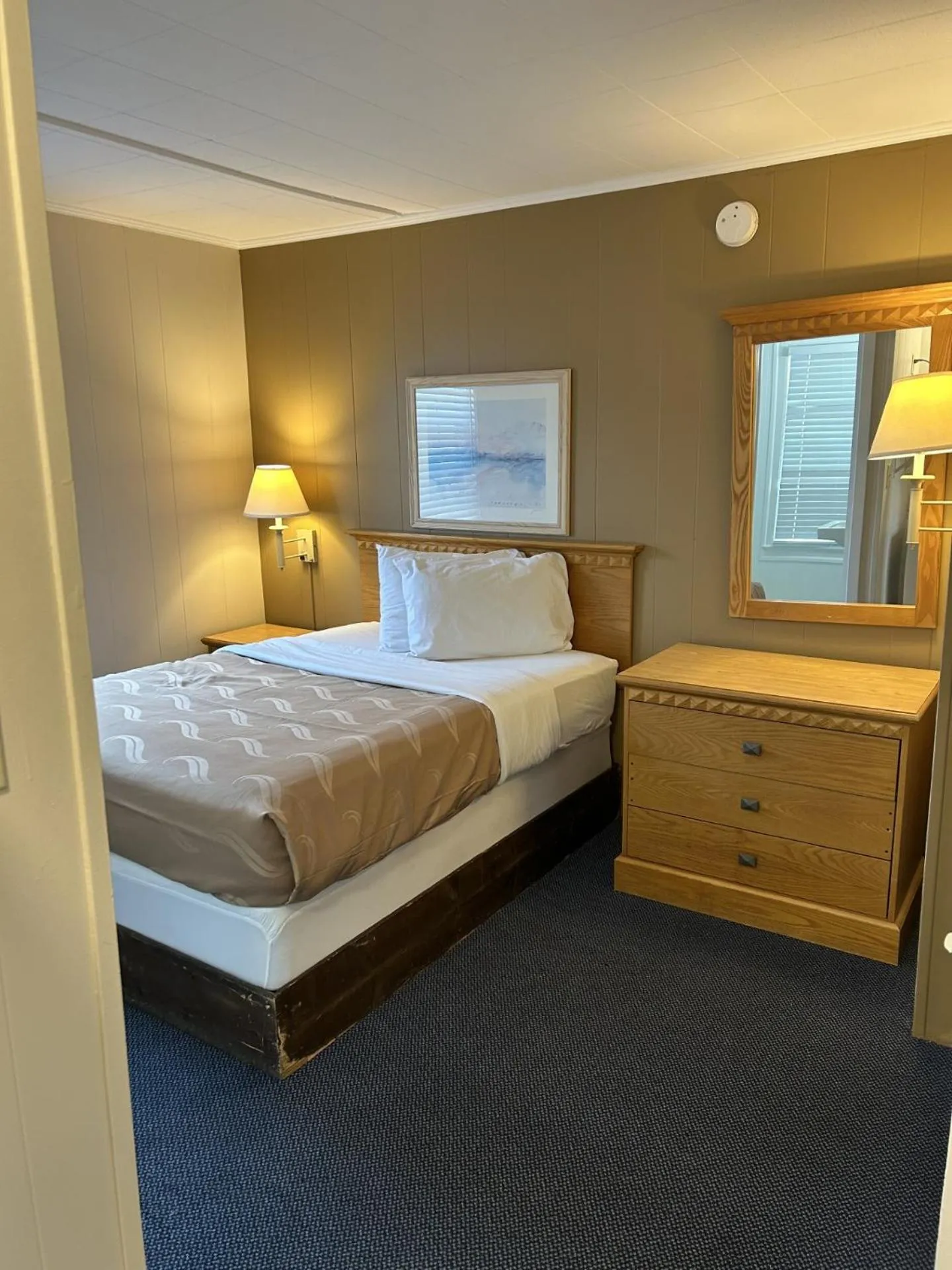 Photo of the whole room in The Admiral Hotel/Motel