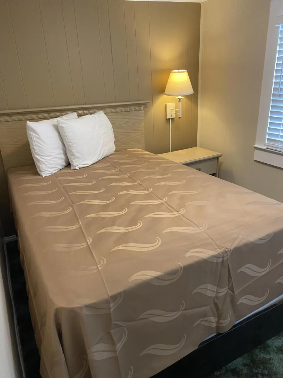 Bedroom in The Admiral Hotel/Motel