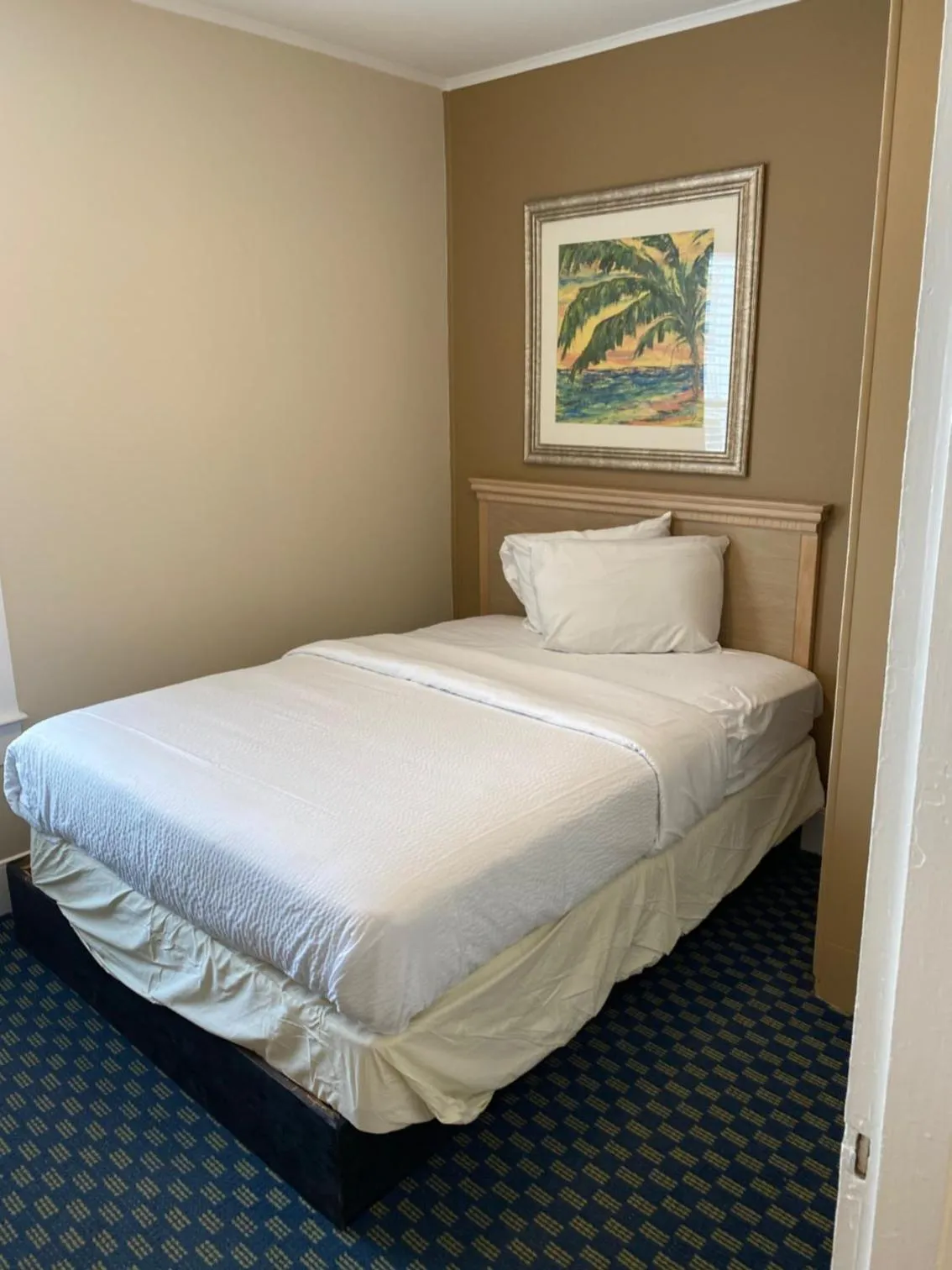 Bedroom in The Admiral Hotel/Motel