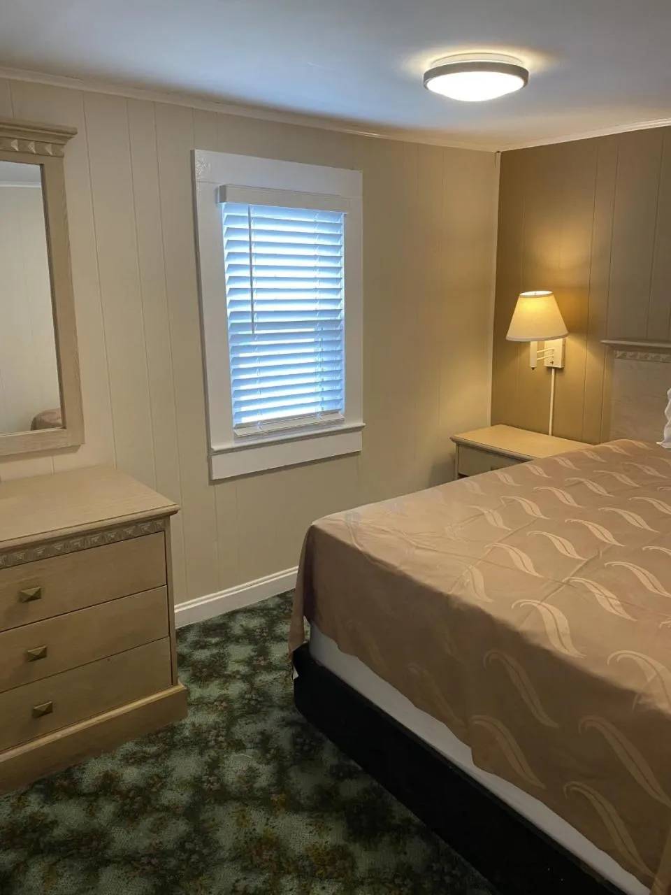 Bedroom in The Admiral Hotel/Motel