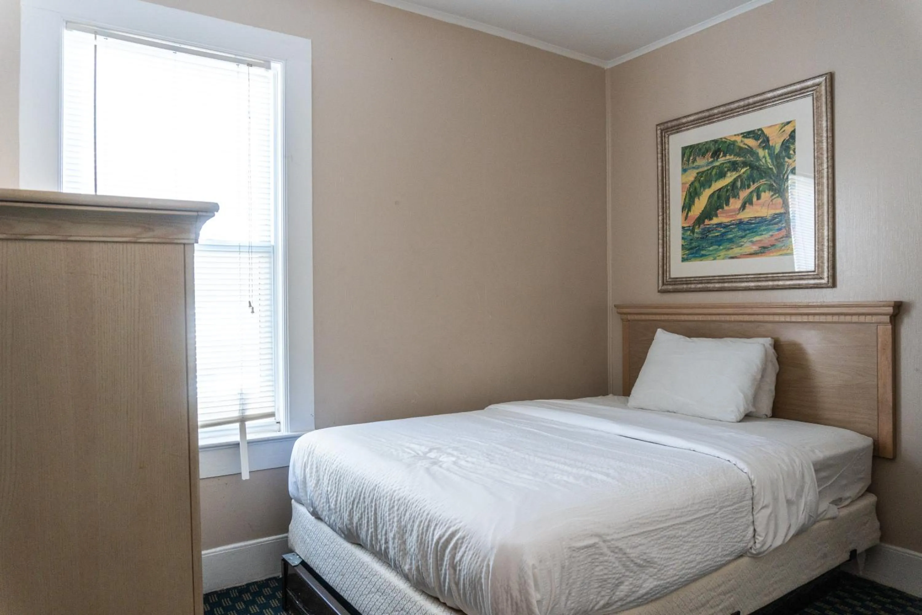 Bedroom in The Admiral Hotel/Motel