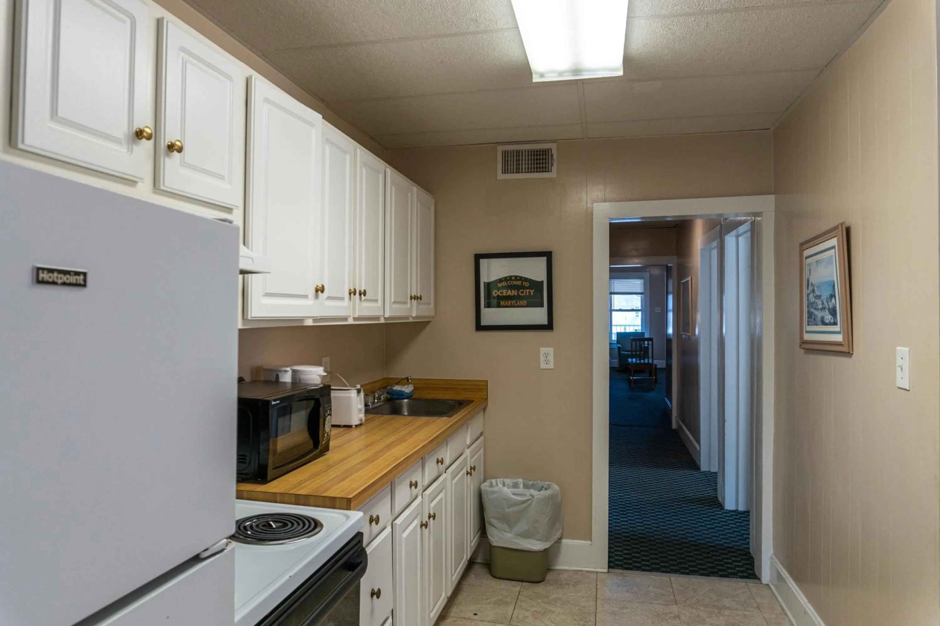 Kitchen or kitchenette in The Admiral Hotel/Motel