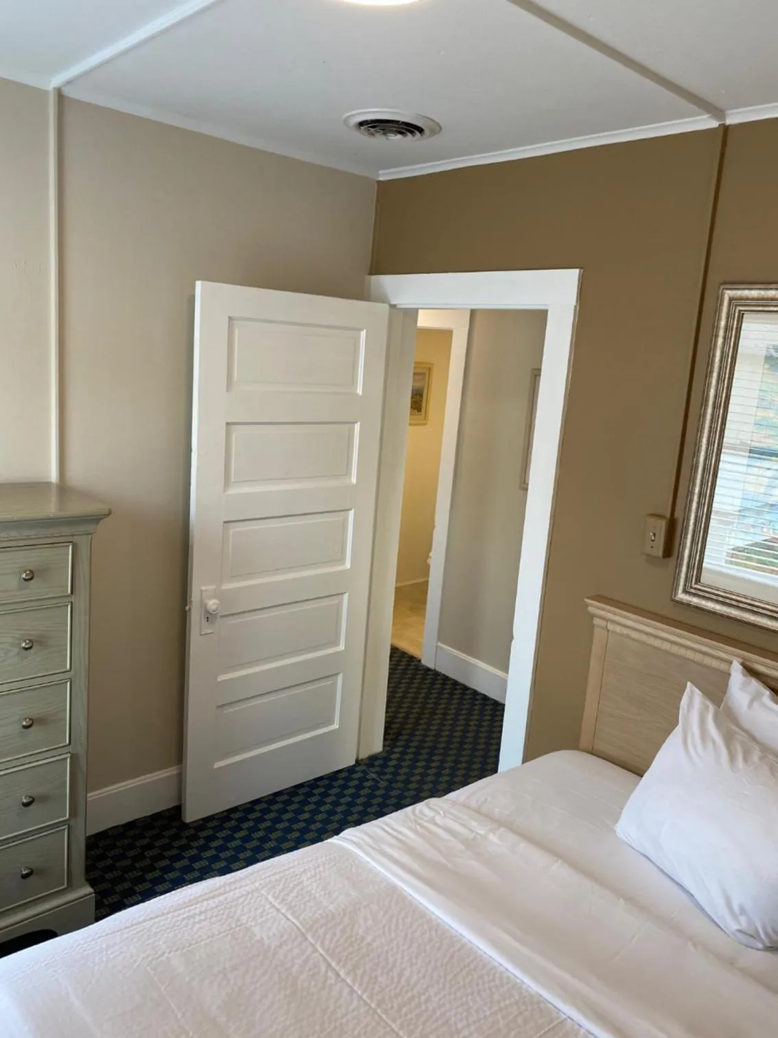 Bedroom in The Admiral Hotel/Motel