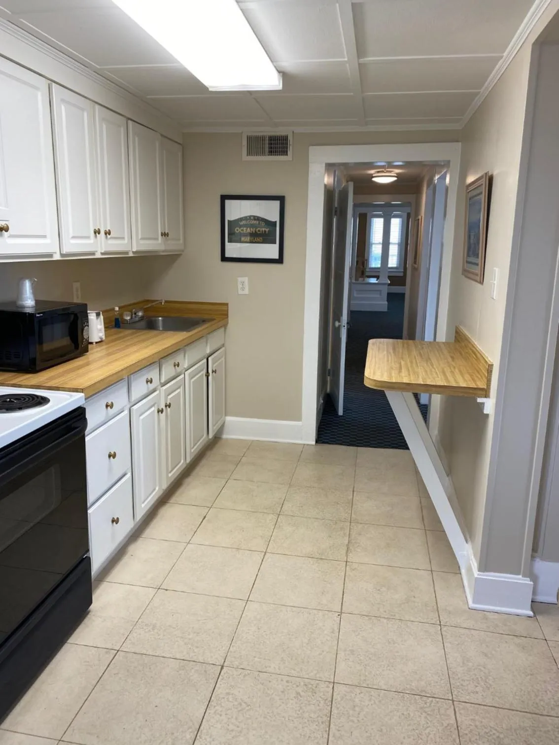 Kitchen or kitchenette in The Admiral Hotel/Motel