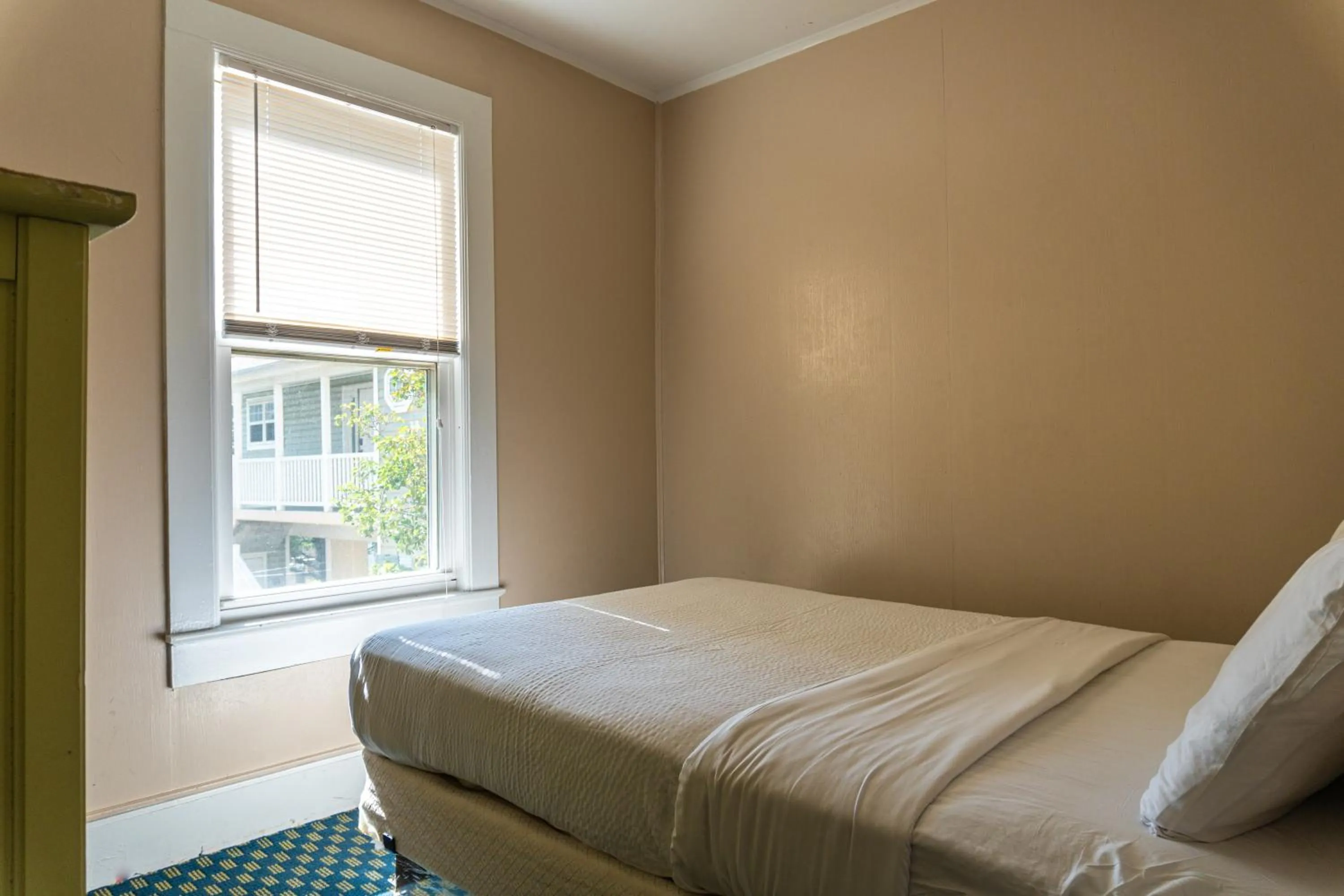 Bedroom in The Admiral Hotel/Motel