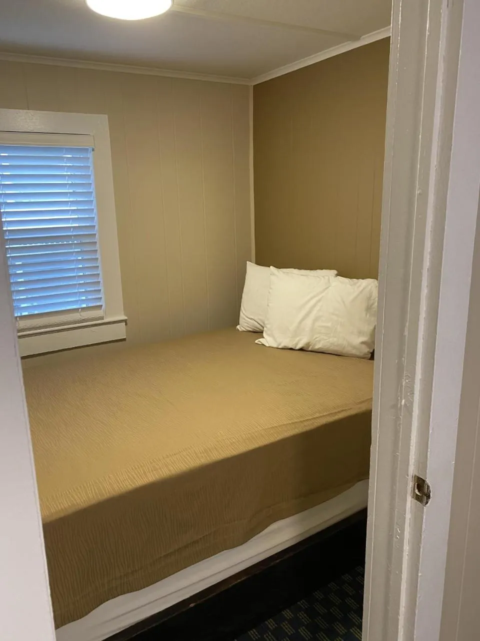 Bedroom in The Admiral Hotel/Motel