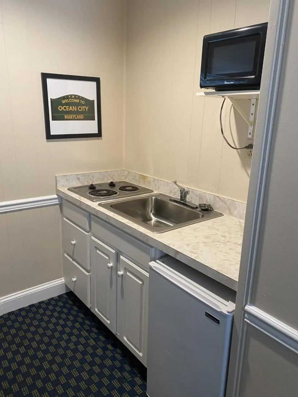 Kitchen or kitchenette in The Admiral Hotel/Motel