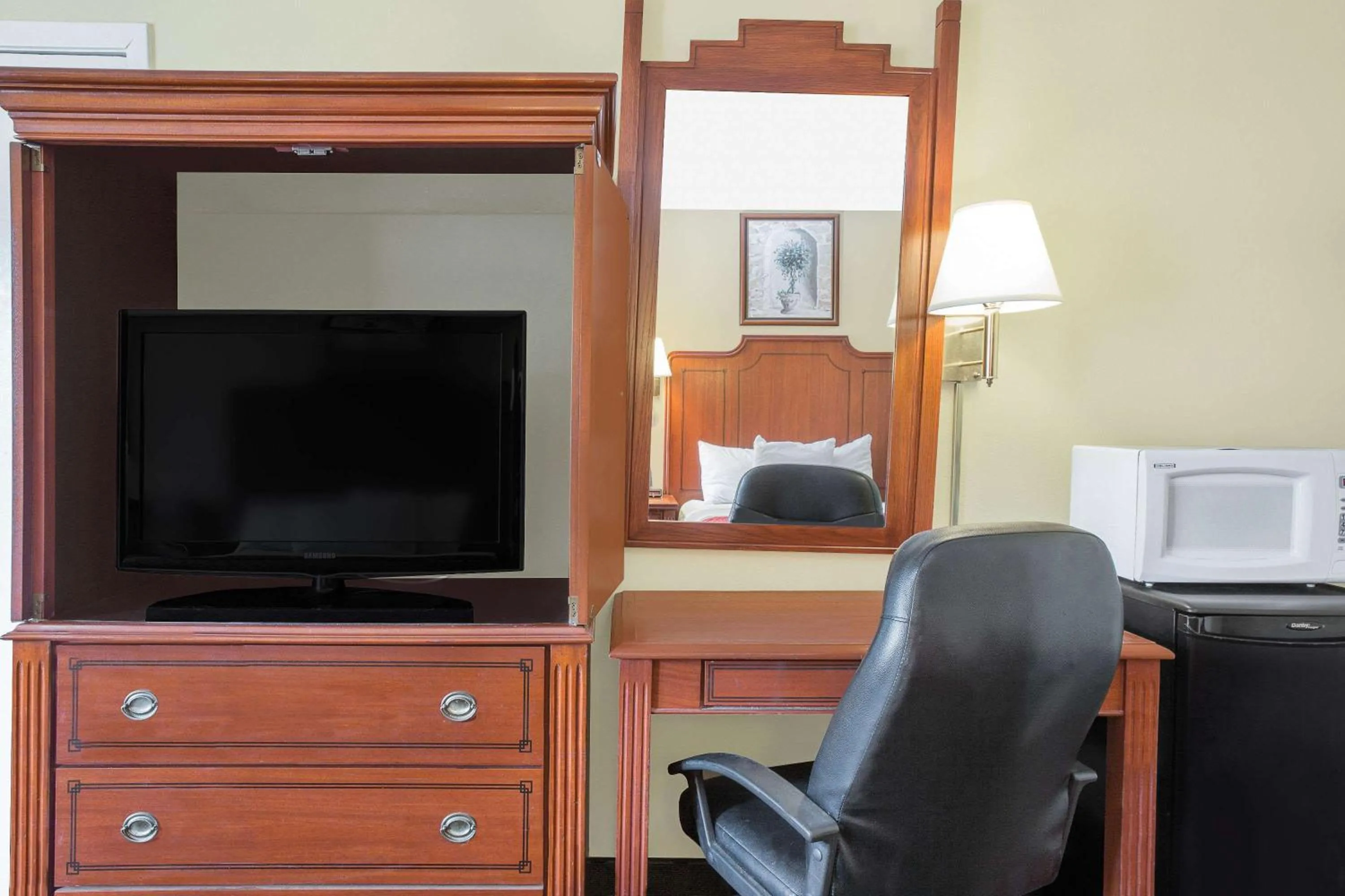 Photo of the whole room, TV/Entertainment Center in Days Inn by Wyndham Meridian