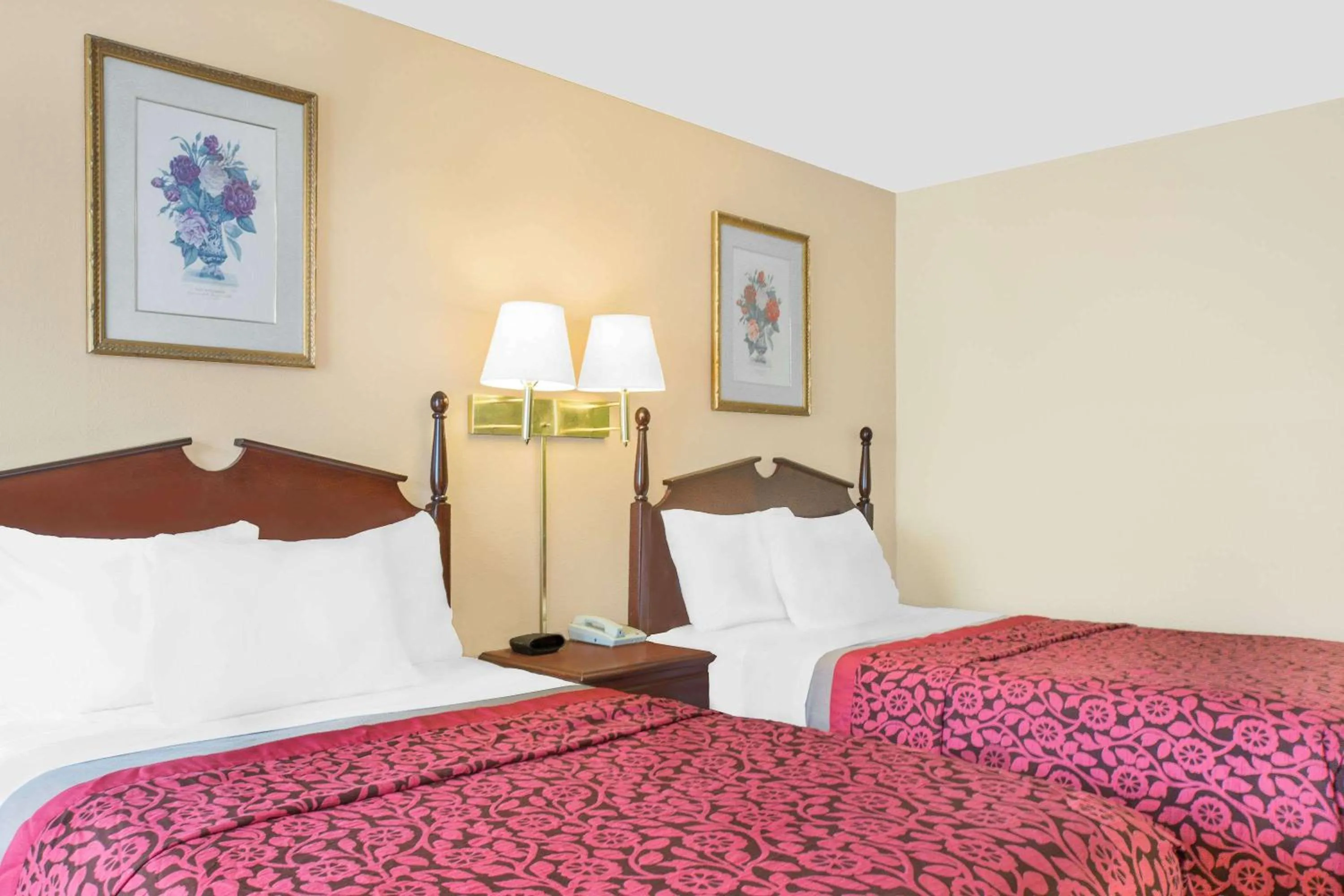 Photo of the whole room, Bed in Days Inn by Wyndham Meridian