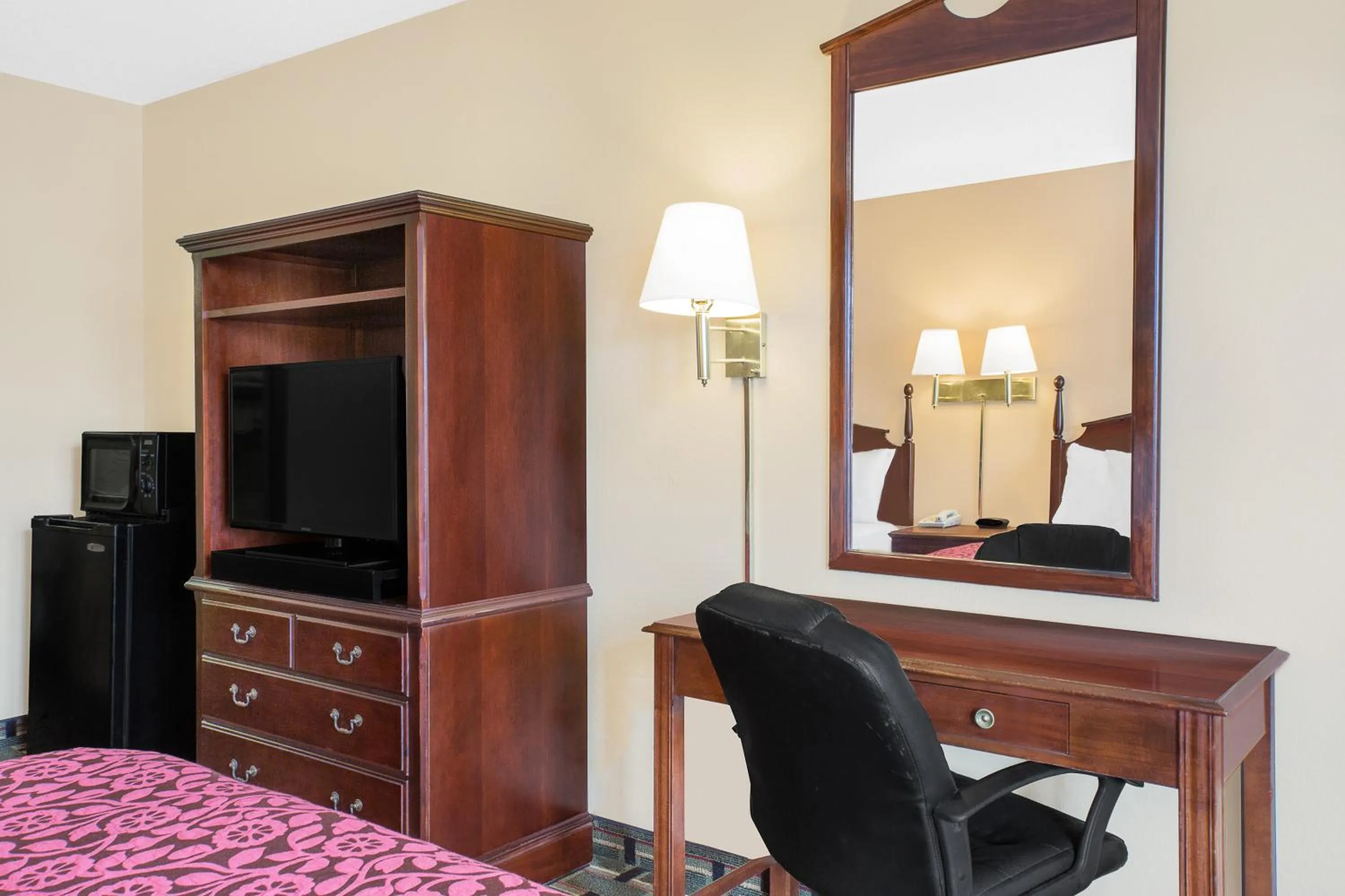 Bed in Days Inn by Wyndham Meridian