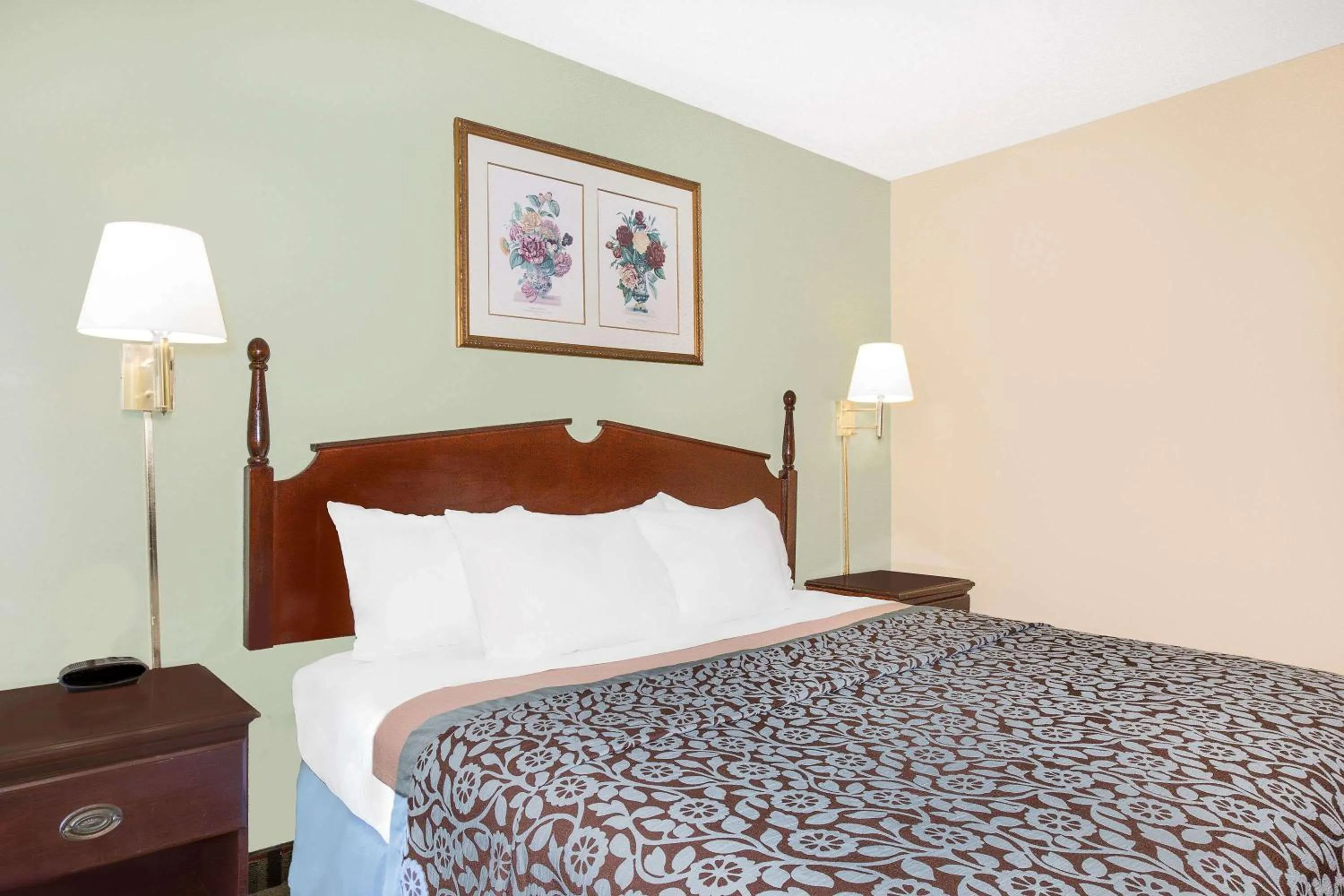 Photo of the whole room, Bed in Days Inn by Wyndham Meridian