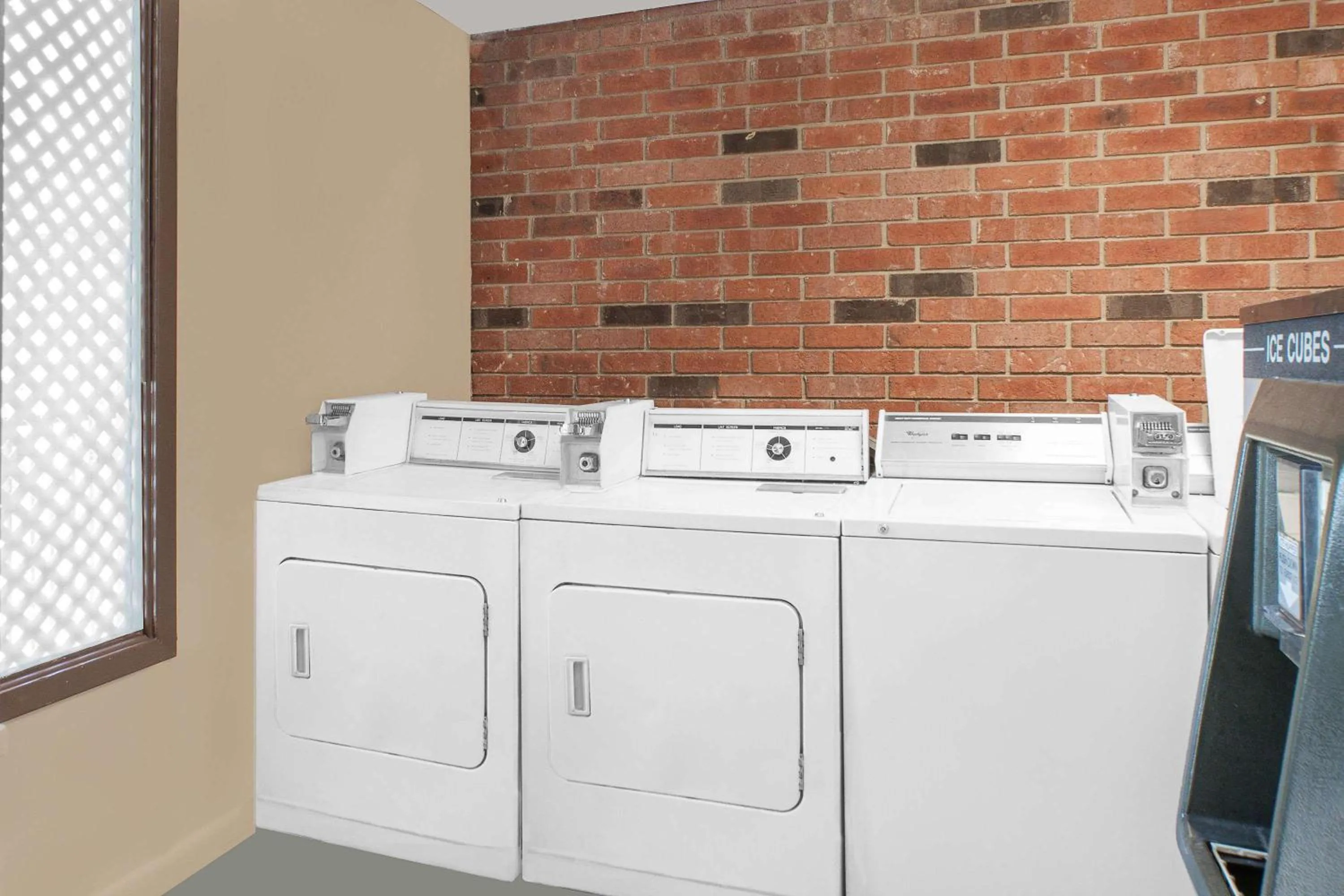 On site, Kitchen/Kitchenette in Days Inn by Wyndham Meridian