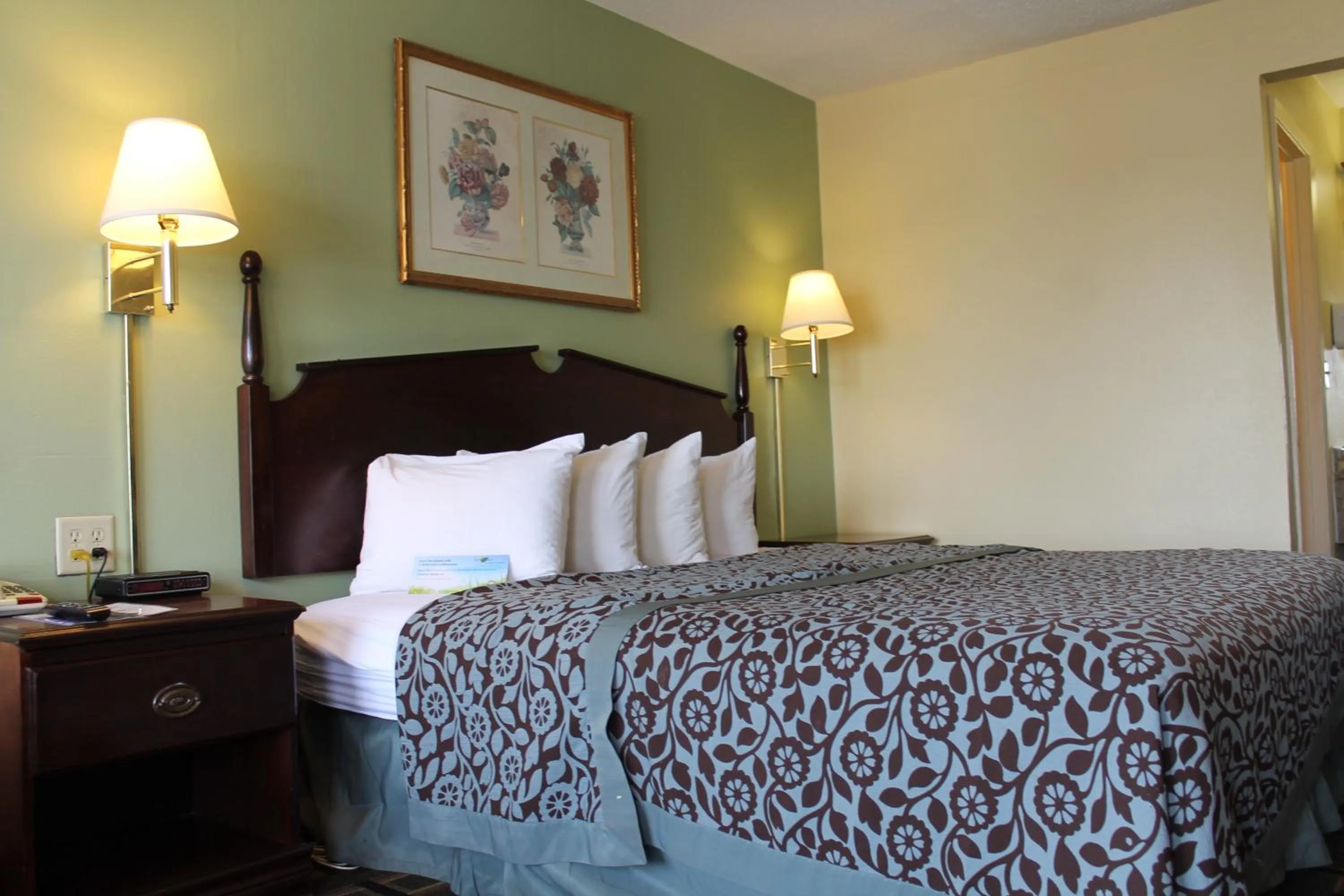 Bed in Days Inn by Wyndham Meridian