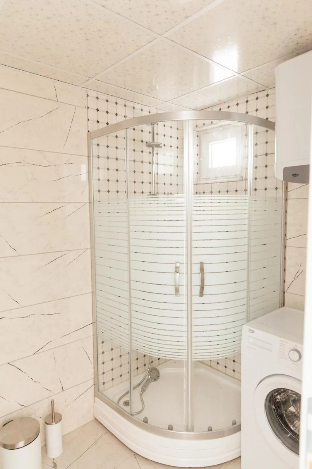 Shower in Sare Suites Downtown