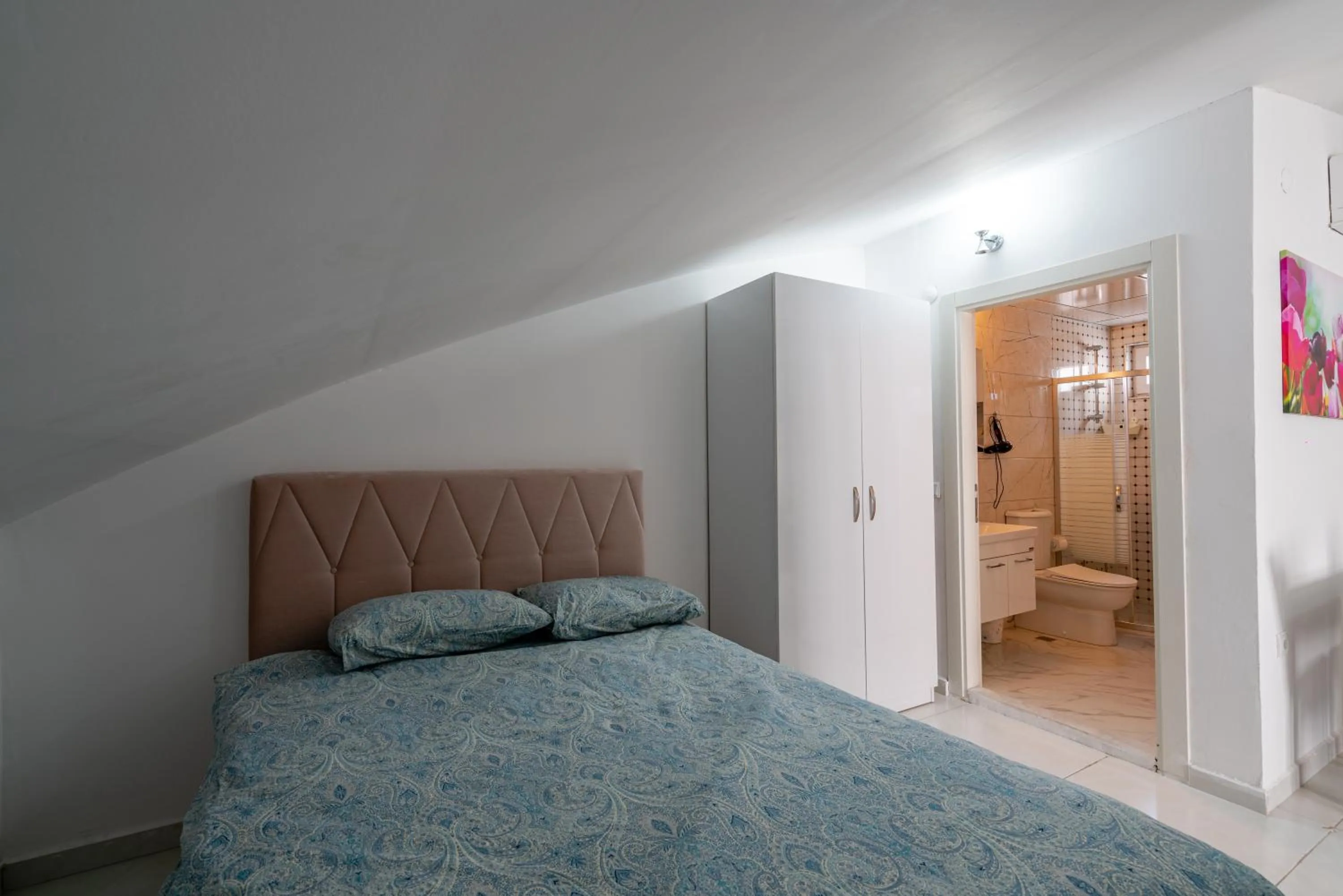 Bed in Sare Suites Downtown