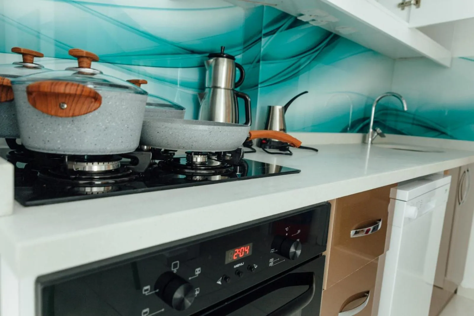 Communal kitchen in Sare Suites Downtown