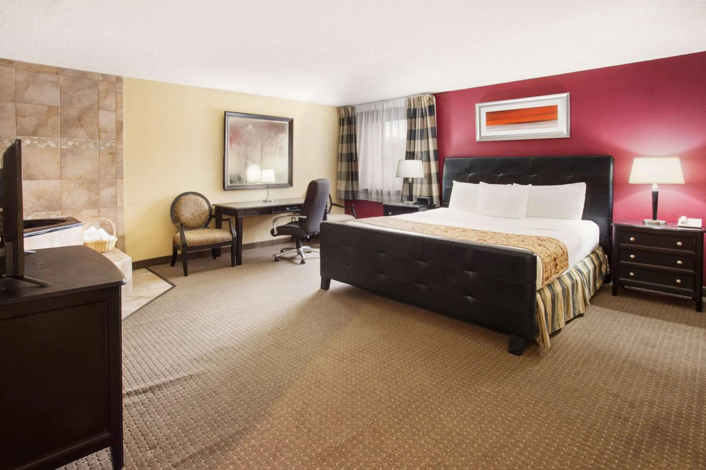 Photo of the whole room, Bed in Ramada by Wyndham Bettendorf