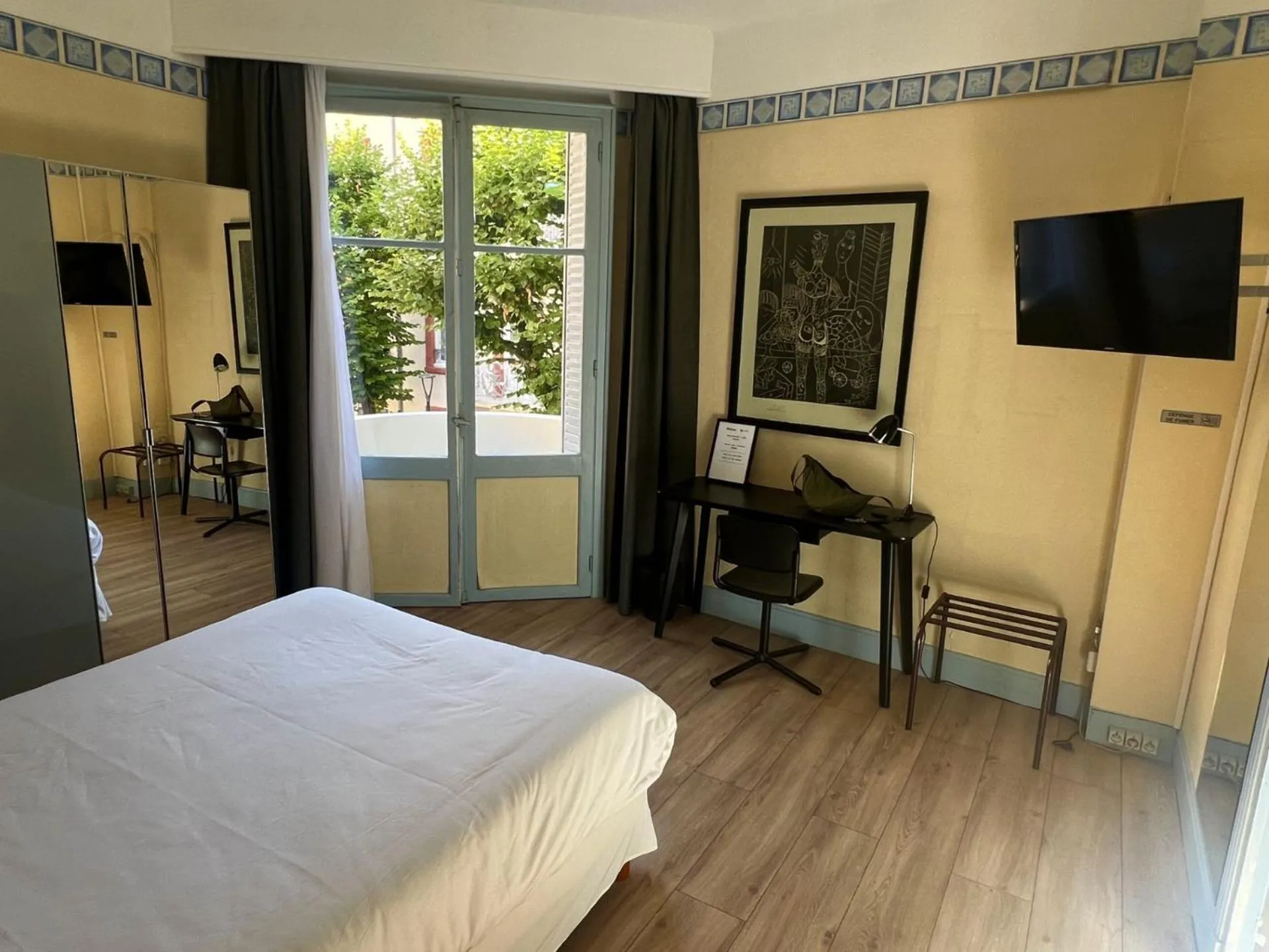 Photo of the whole room, Bed in Trianon