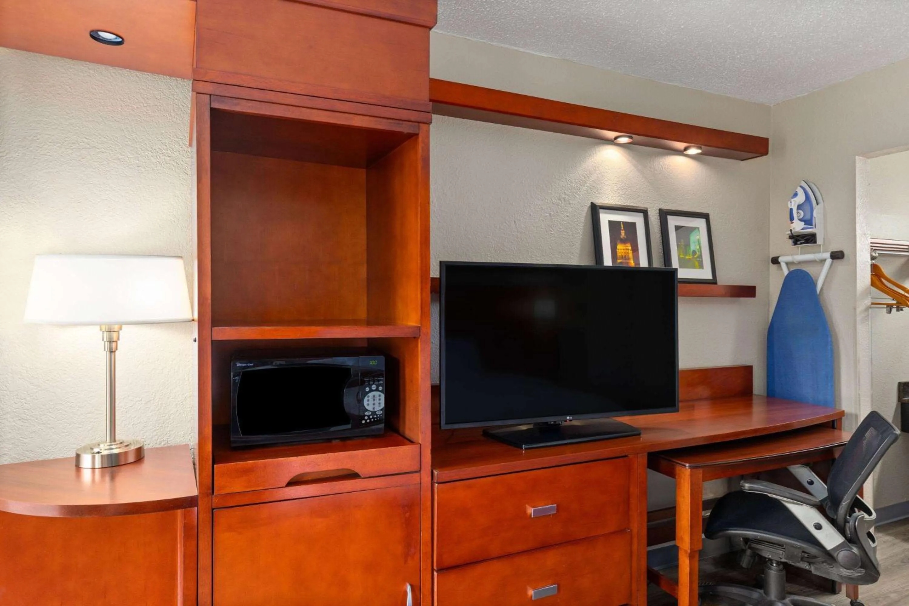 Photo of the whole room in Days Inn by Wyndham Knoxville East