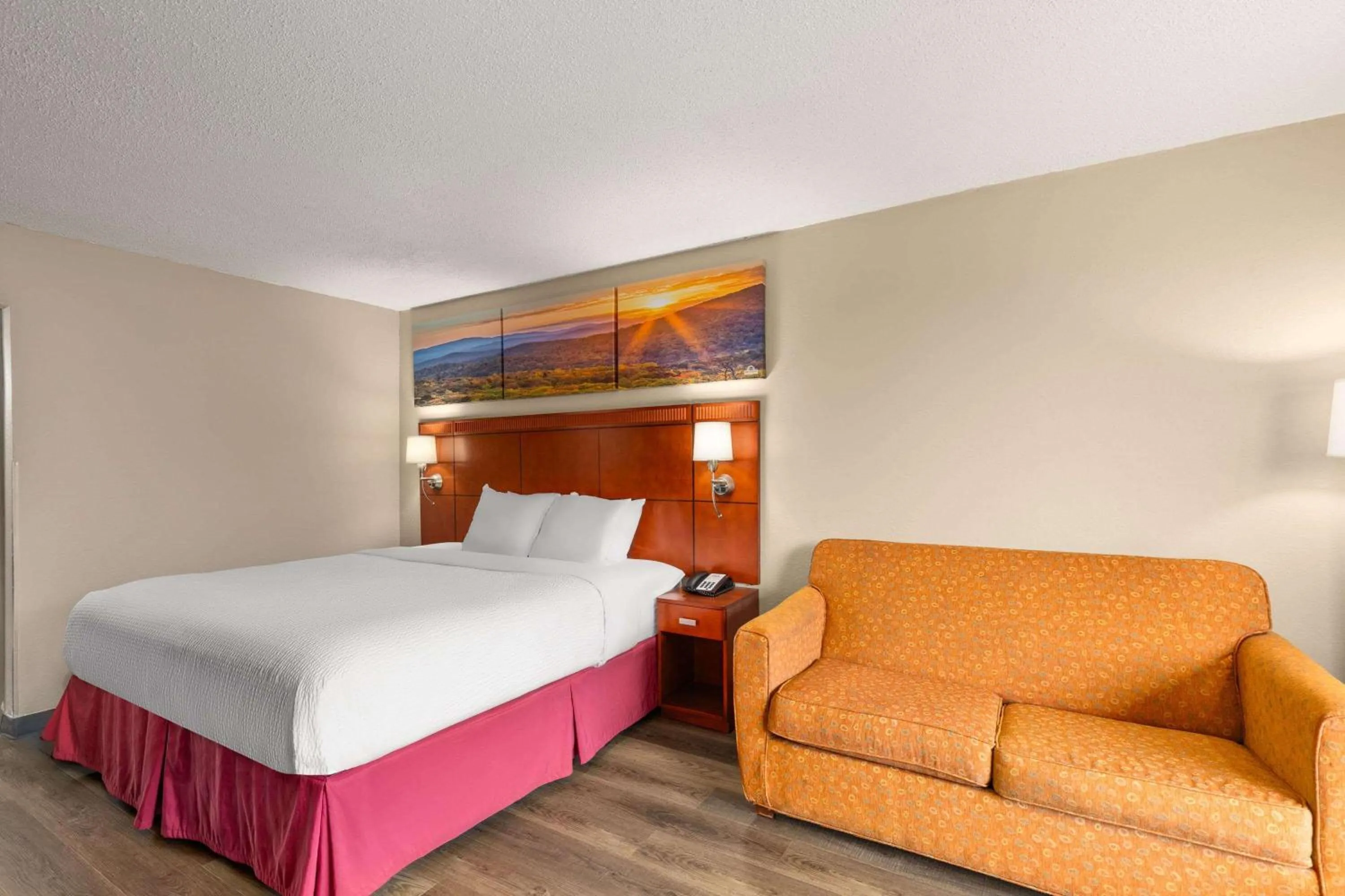 Photo of the whole room, Bed in Days Inn by Wyndham Knoxville East