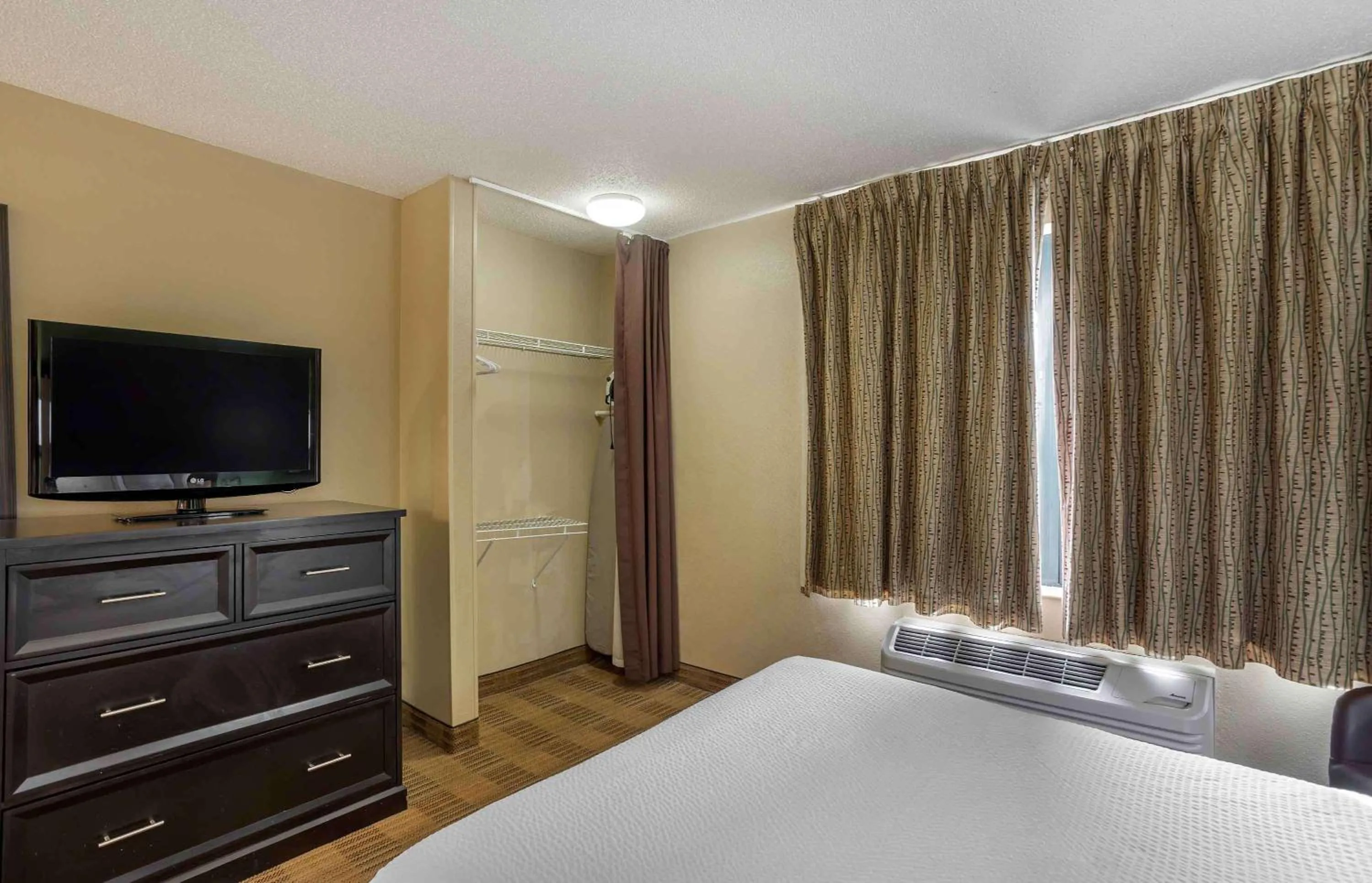 Bedroom, Bed in Extended Stay America Suites - Philadelphia - Horsham - Welsh Rd