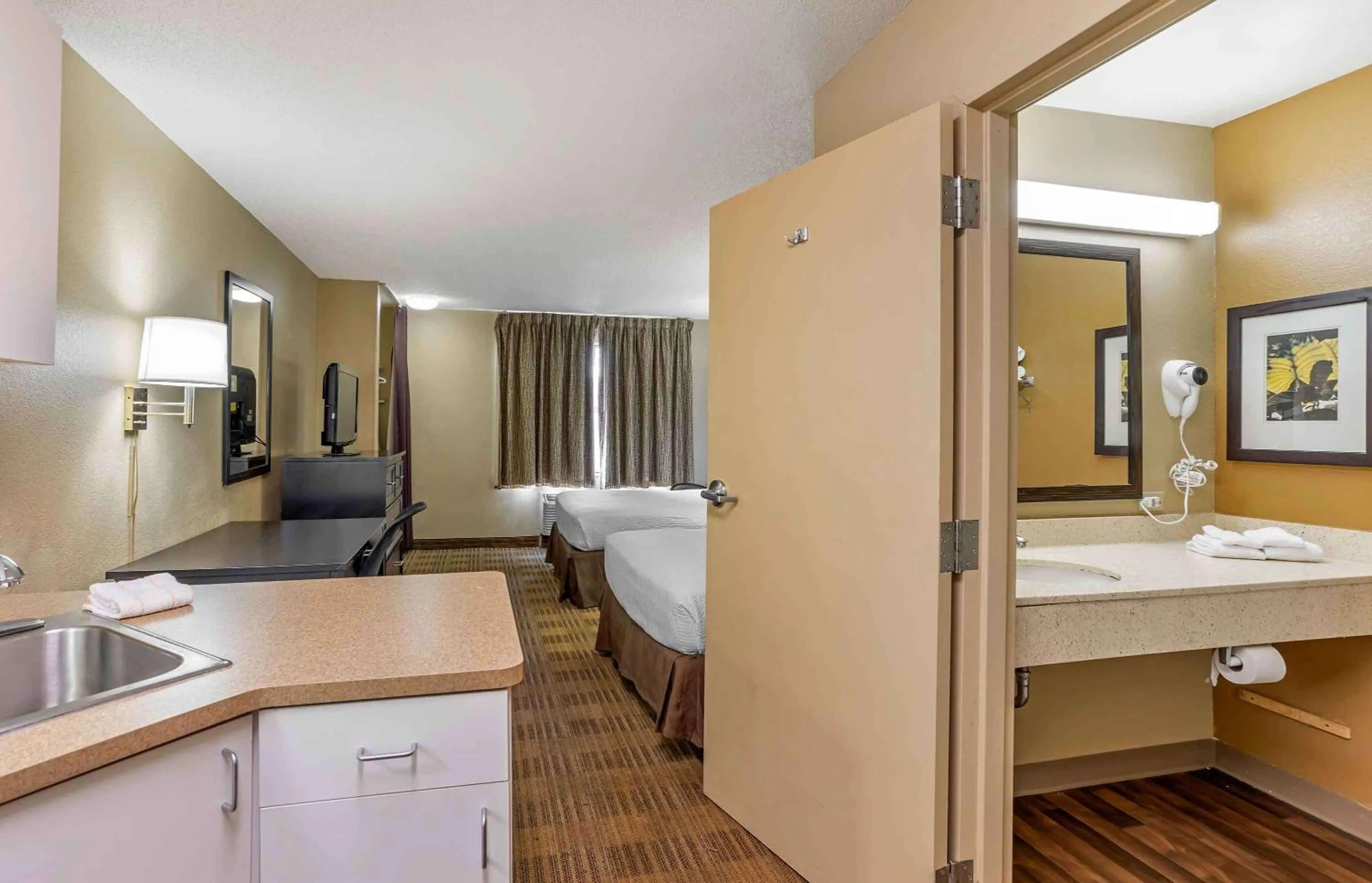 Bedroom, Bed in Extended Stay America Suites - Philadelphia - Horsham - Welsh Rd