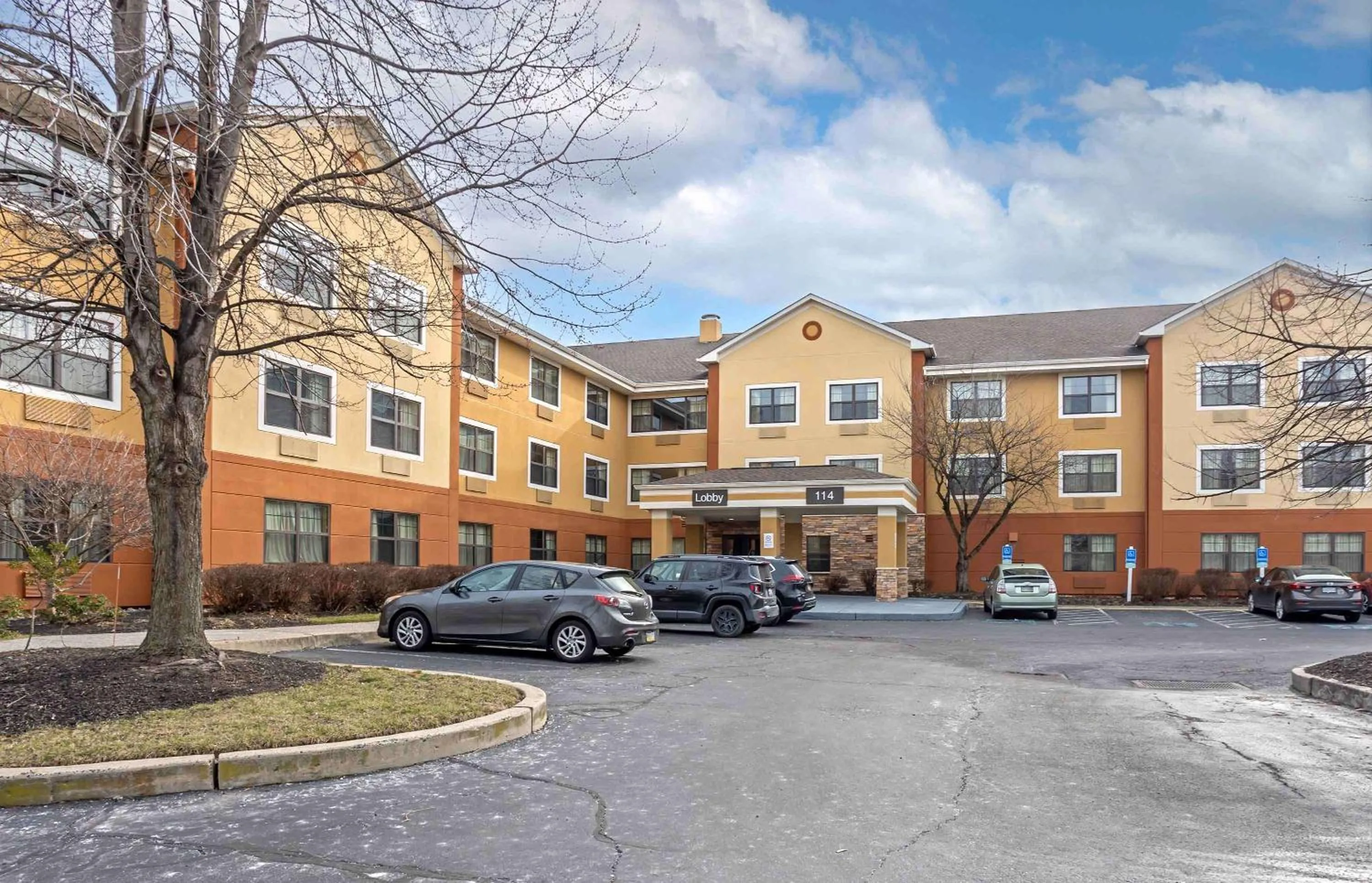 Property building in Extended Stay America Suites - Philadelphia - Horsham - Welsh Rd