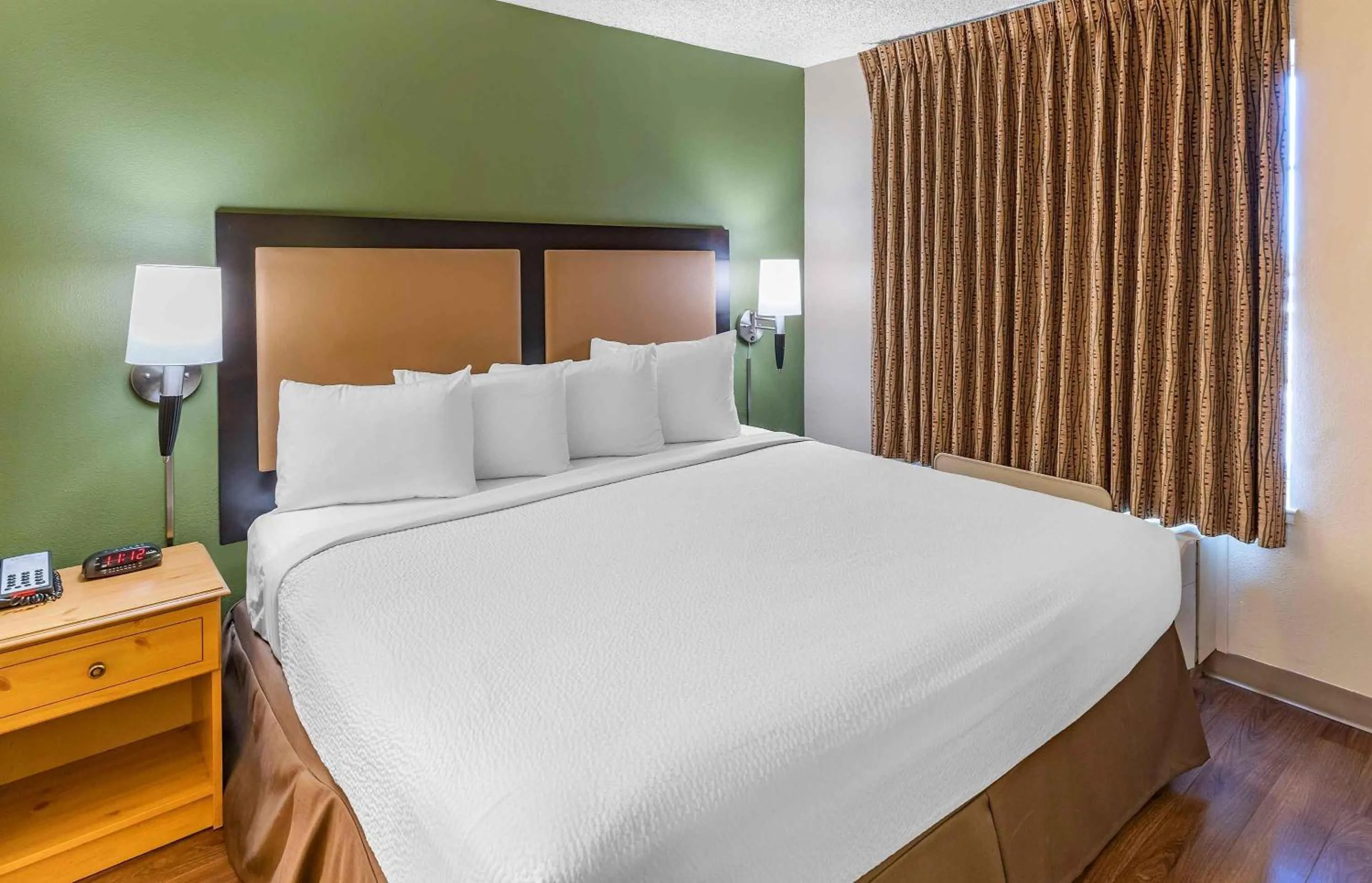 Bedroom, Bed in Extended Stay America Suites - San Francisco - San Carlos