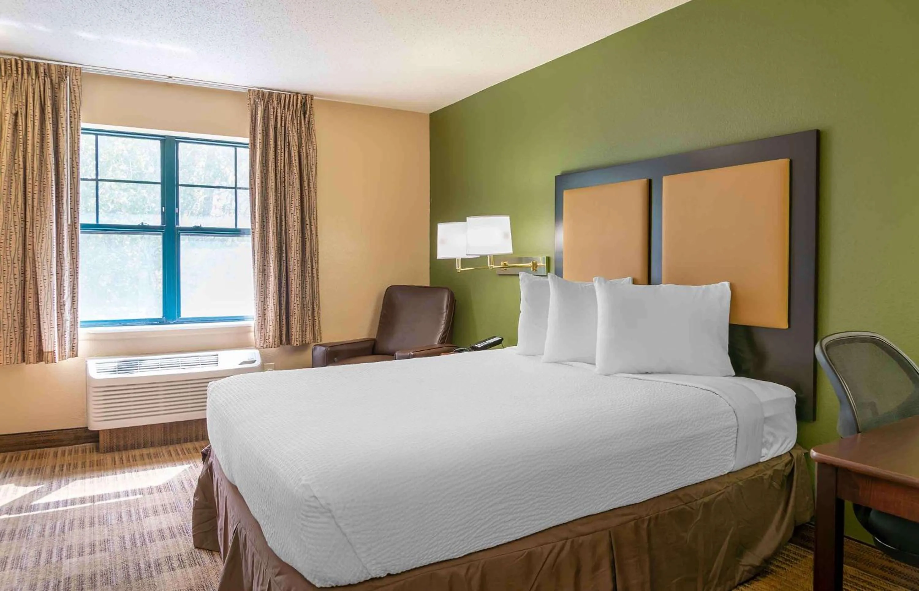 Bedroom, Bed in Extended Stay America Select Suites - Detroit - Sterling Heights
