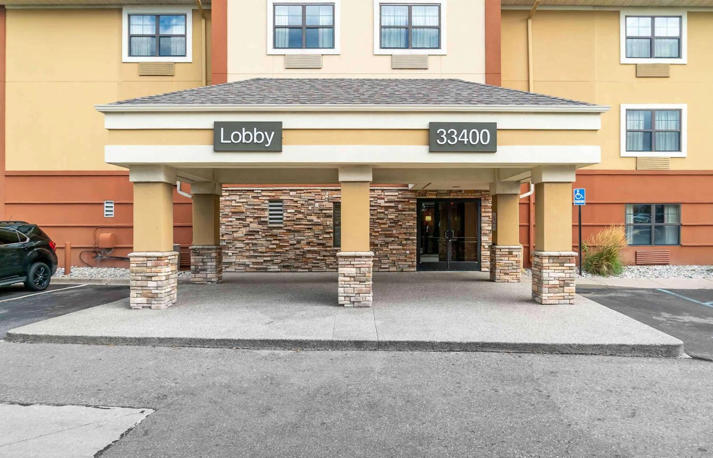 Property building in Extended Stay America Select Suites - Detroit - Sterling Heights