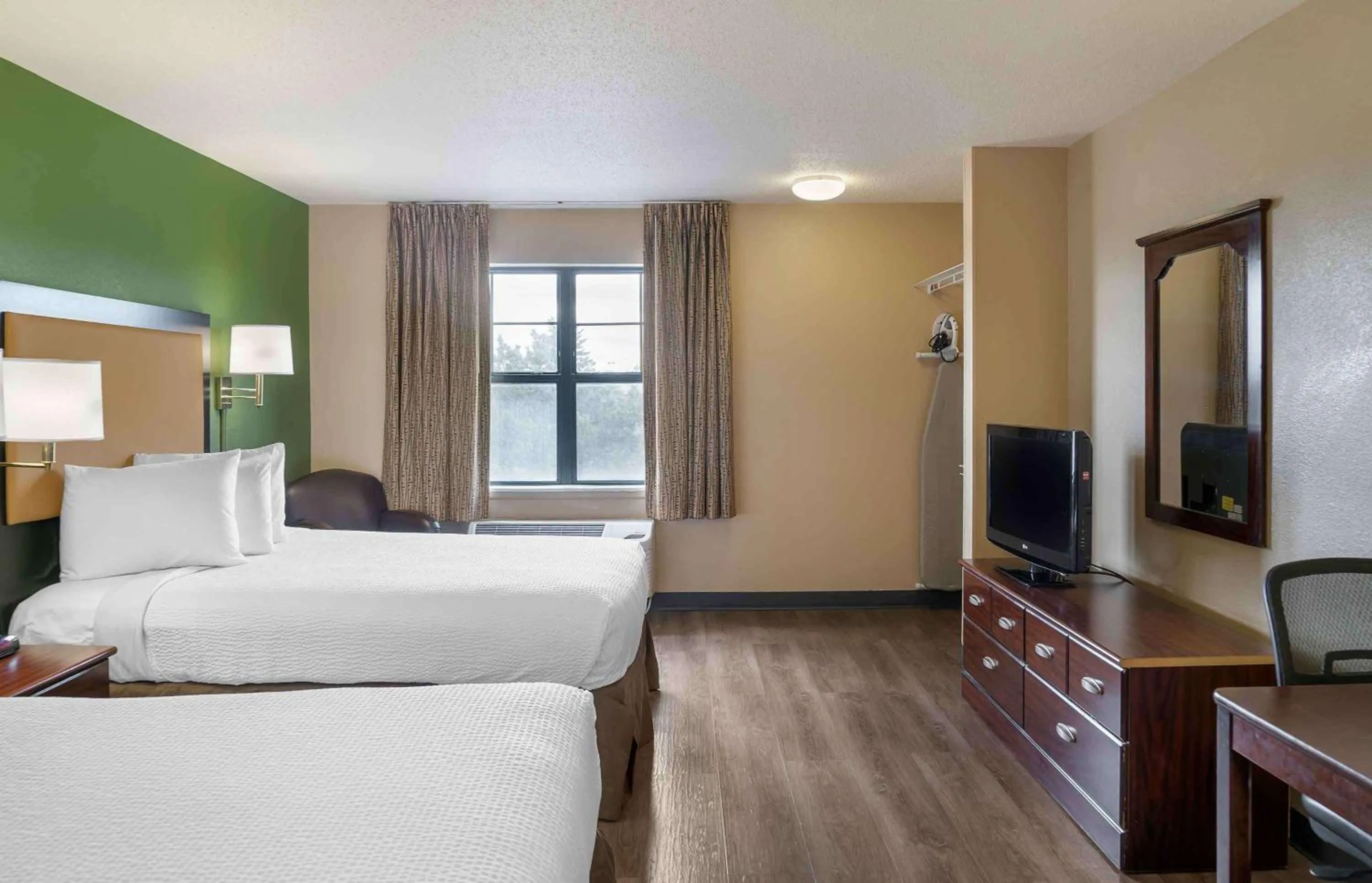 Bedroom, Bed in Extended Stay America Select Suites - Detroit - Sterling Heights