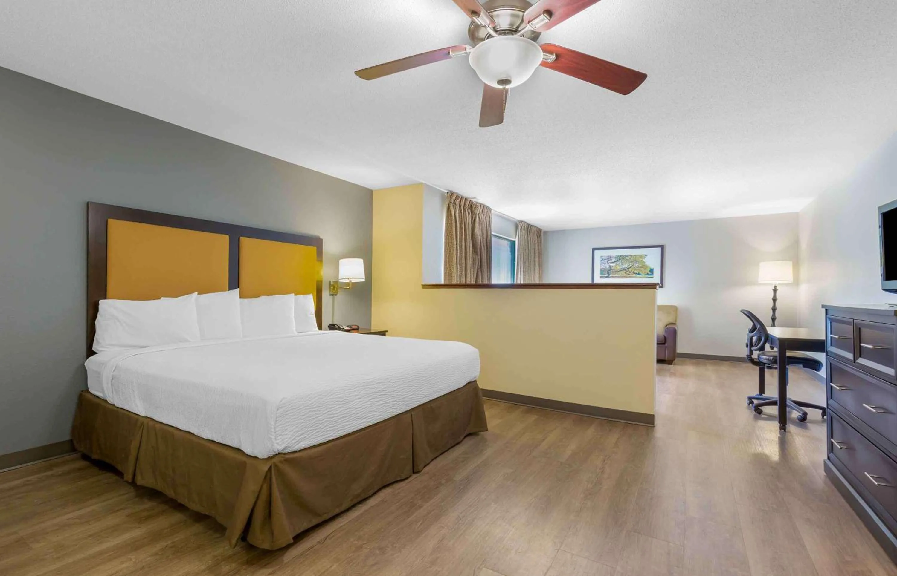 Bedroom, Bed in Extended Stay America Select Suites - Detroit - Sterling Heights