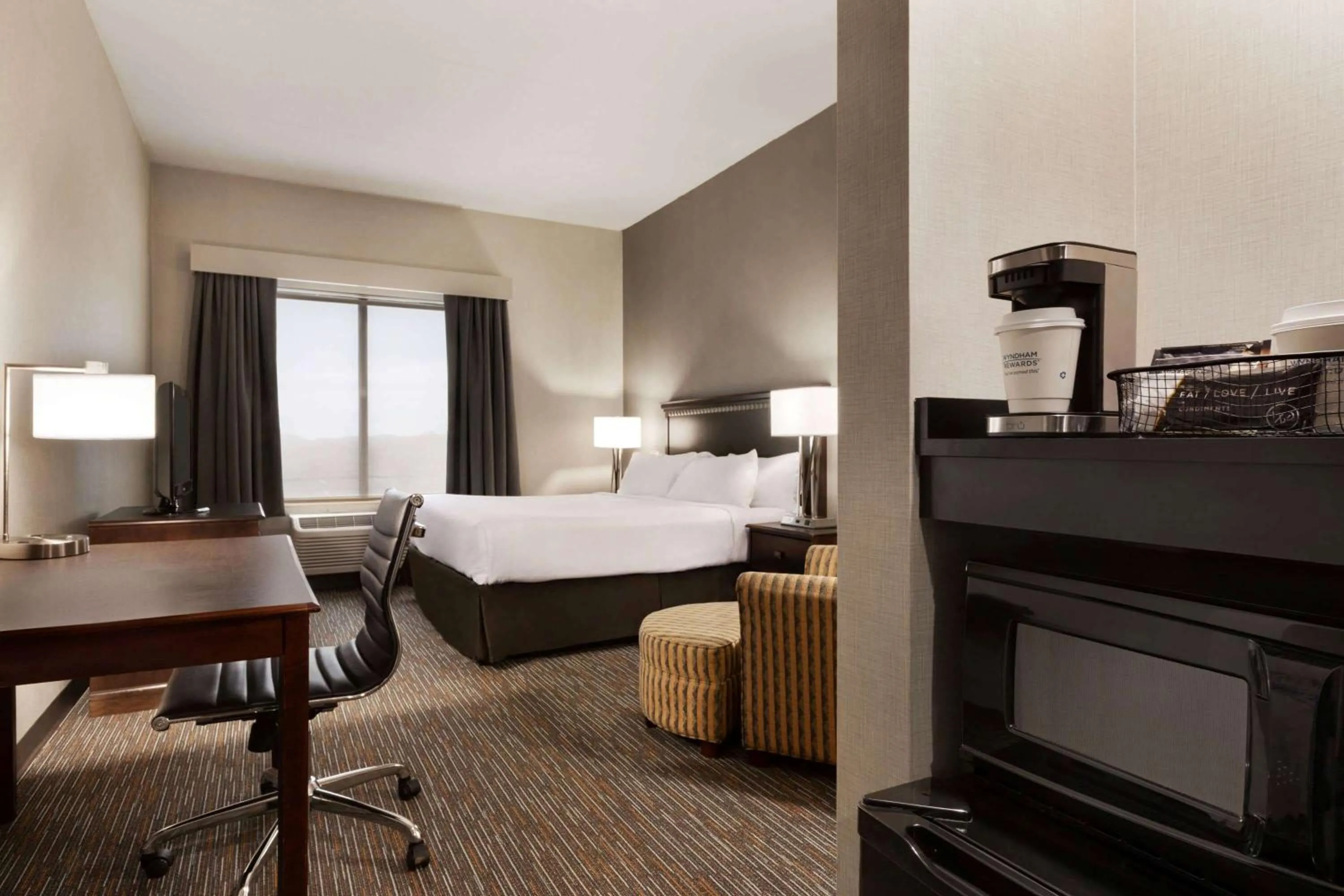 Photo of the whole room, Bed in Wingate by Wyndham Bridgeport Clarksburg