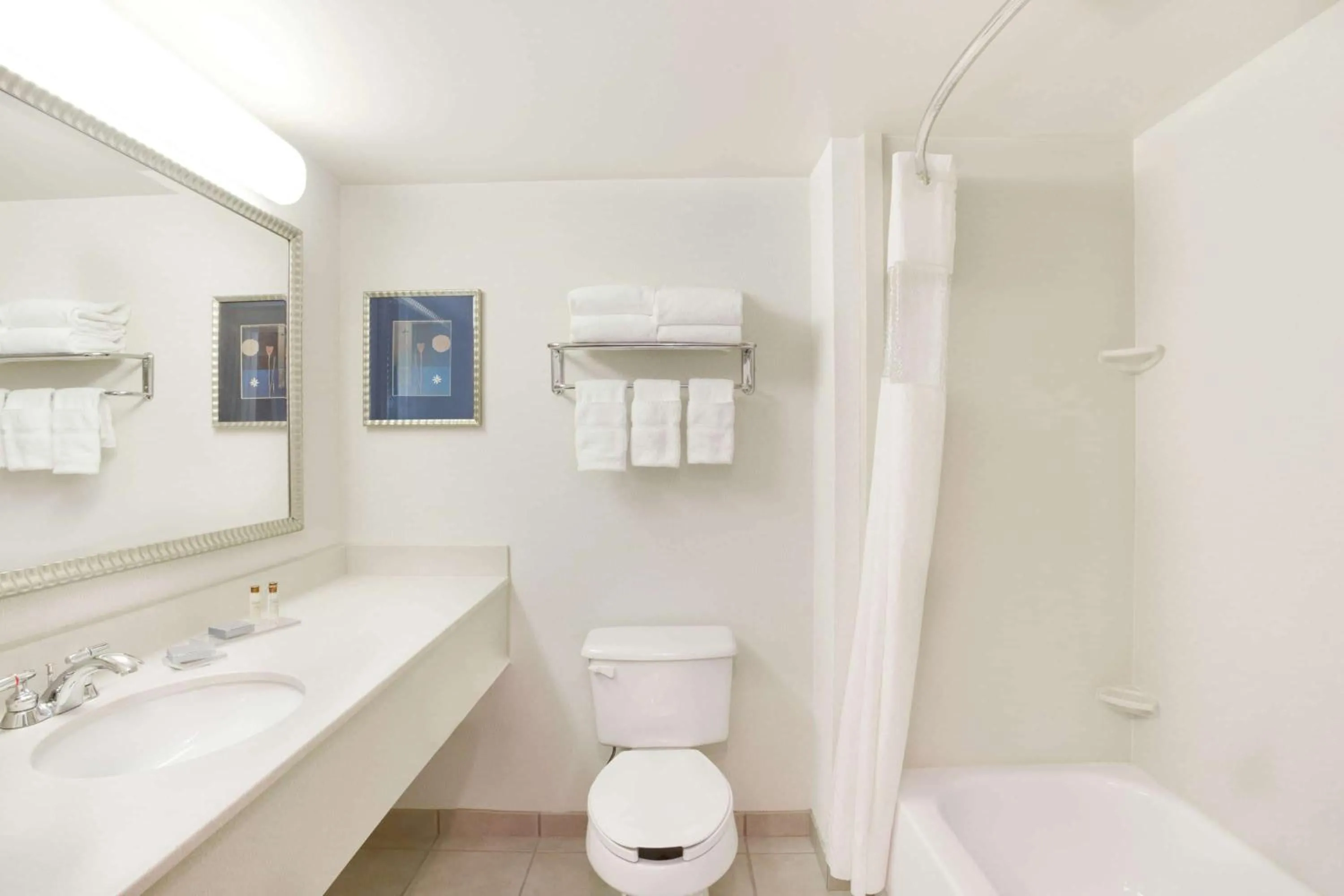 Bathroom in Wingate by Wyndham Bridgeport Clarksburg