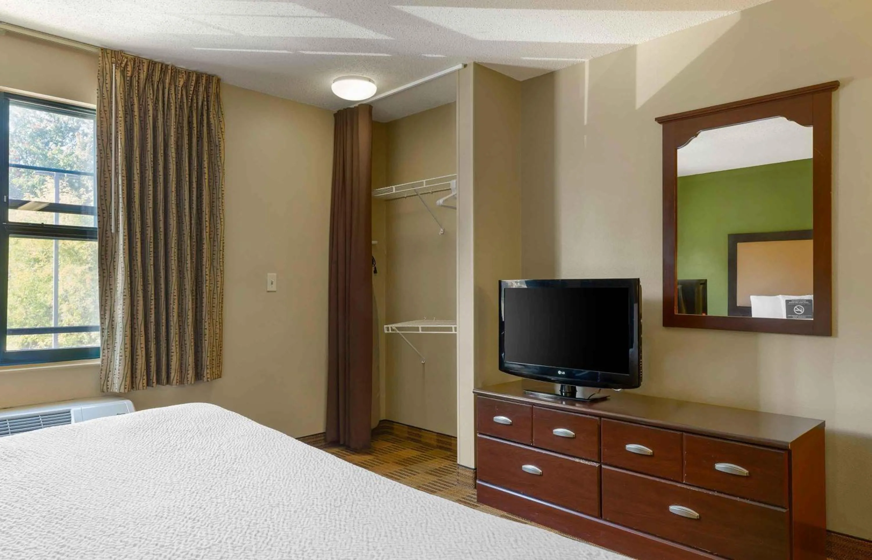 Bedroom, Bed in Extended Stay America Suites - Pittsburgh - Carnegie