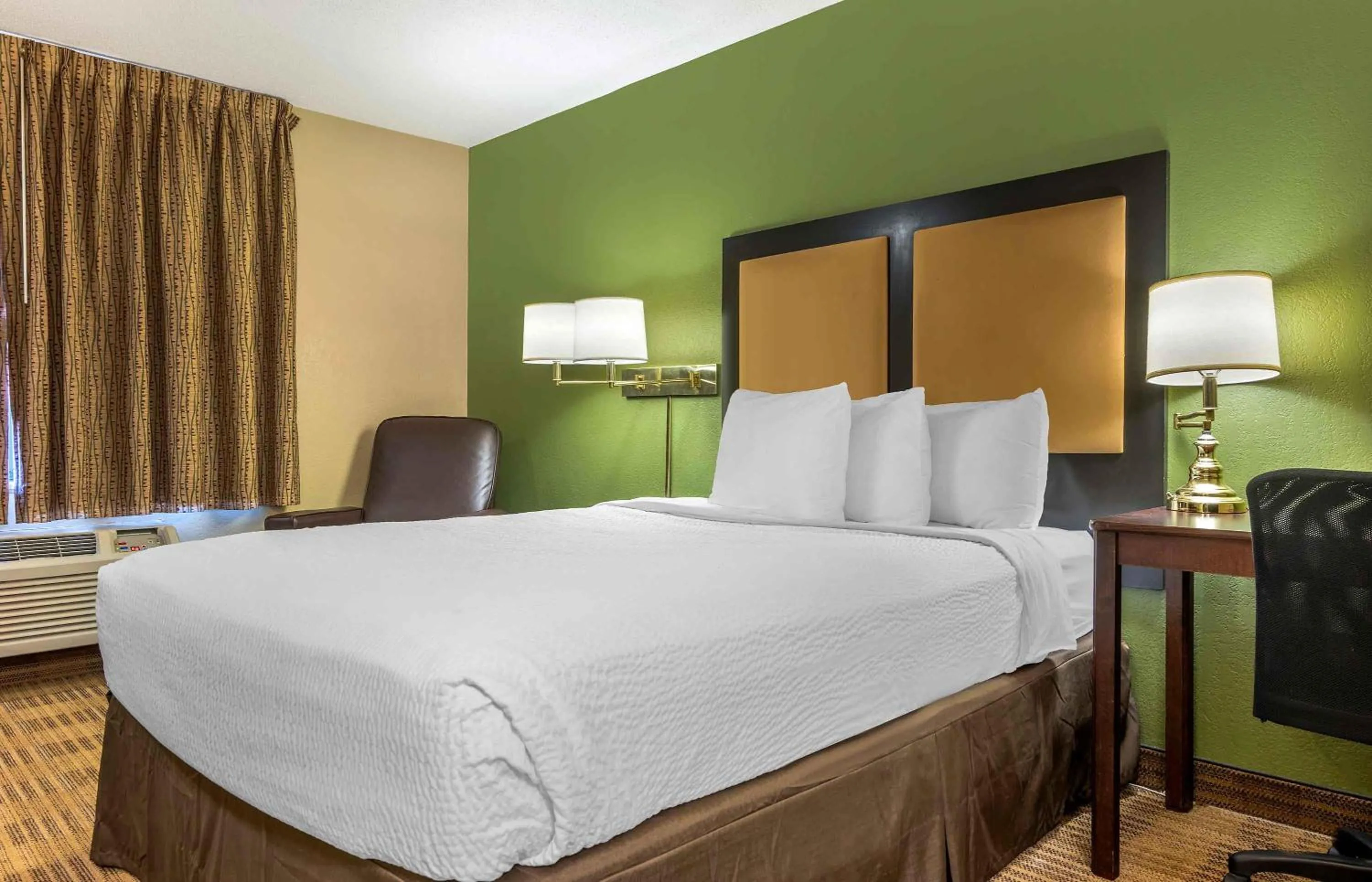Bedroom, Bed in Extended Stay America Suites - Pittsburgh - Carnegie