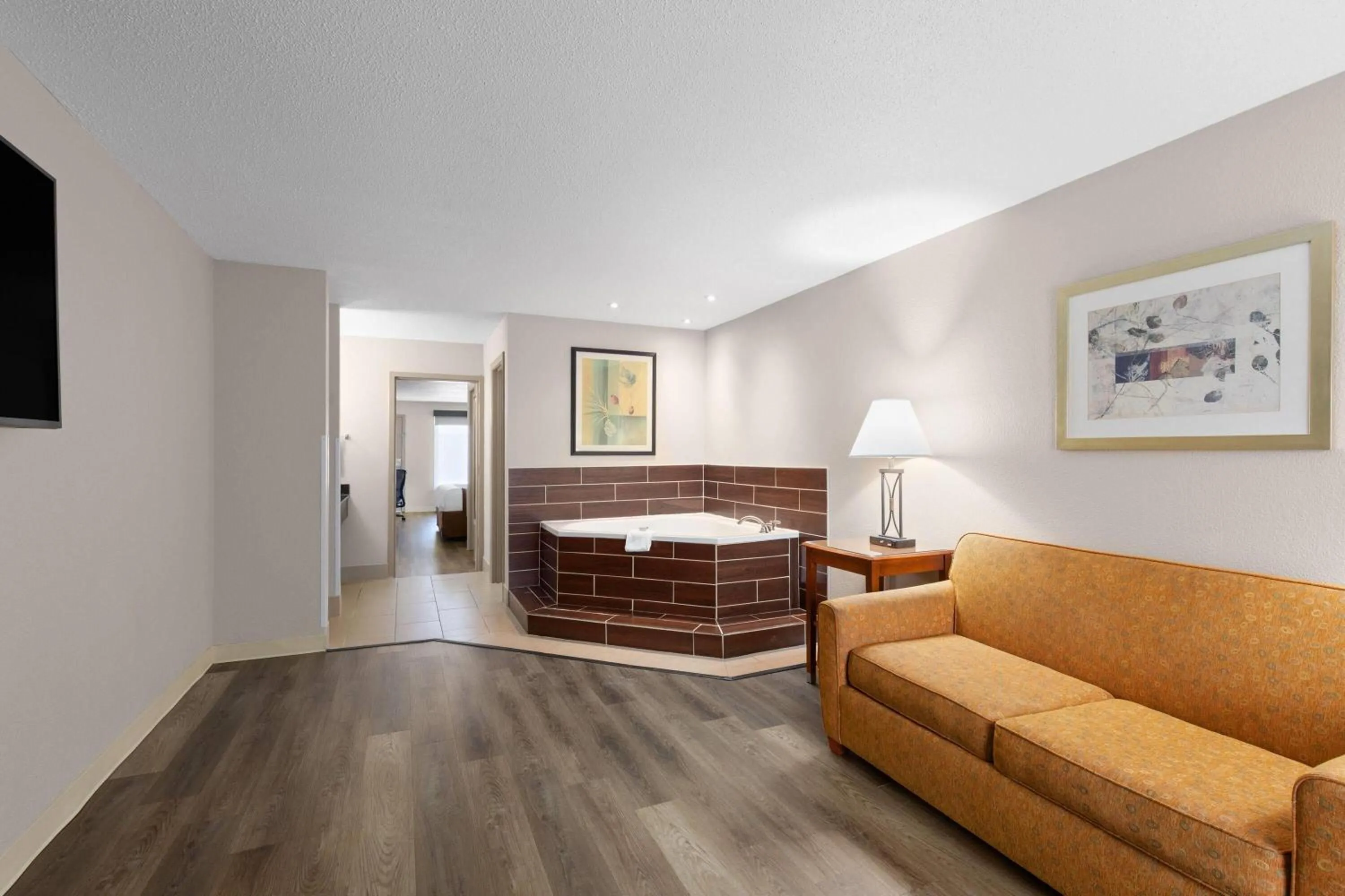 Bath, Bed in Baymont by Wyndham Knoxville I-75