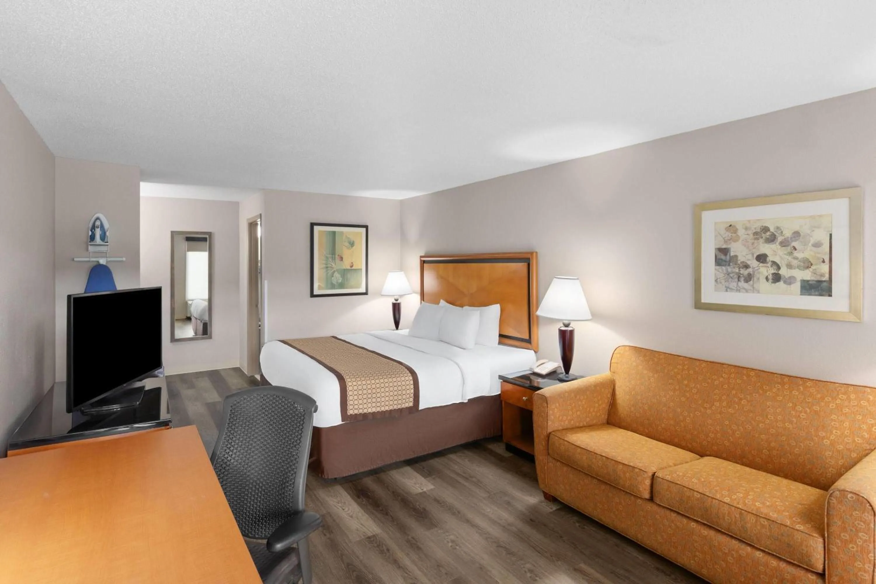 Photo of the whole room, Bed in Baymont by Wyndham Knoxville I-75