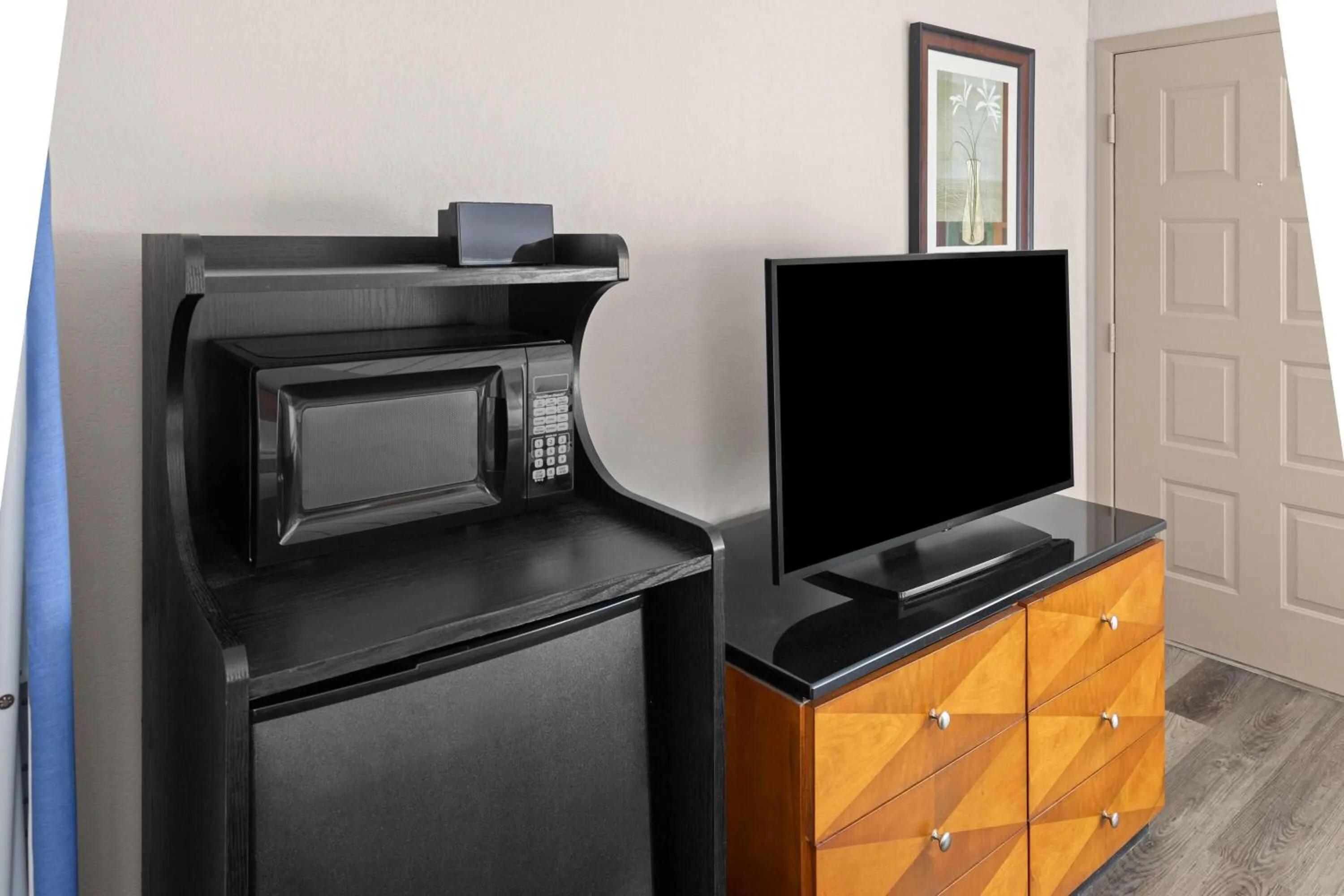 Photo of the whole room in Baymont by Wyndham Knoxville I-75