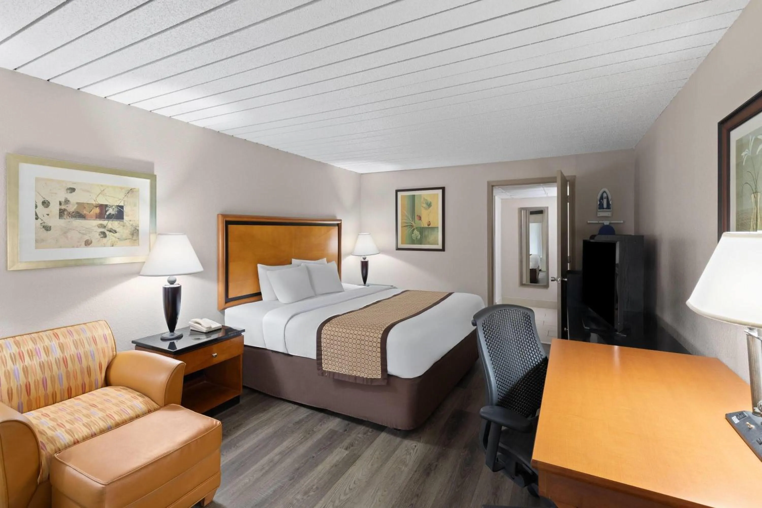 Photo of the whole room, Bed in Baymont by Wyndham Knoxville I-75