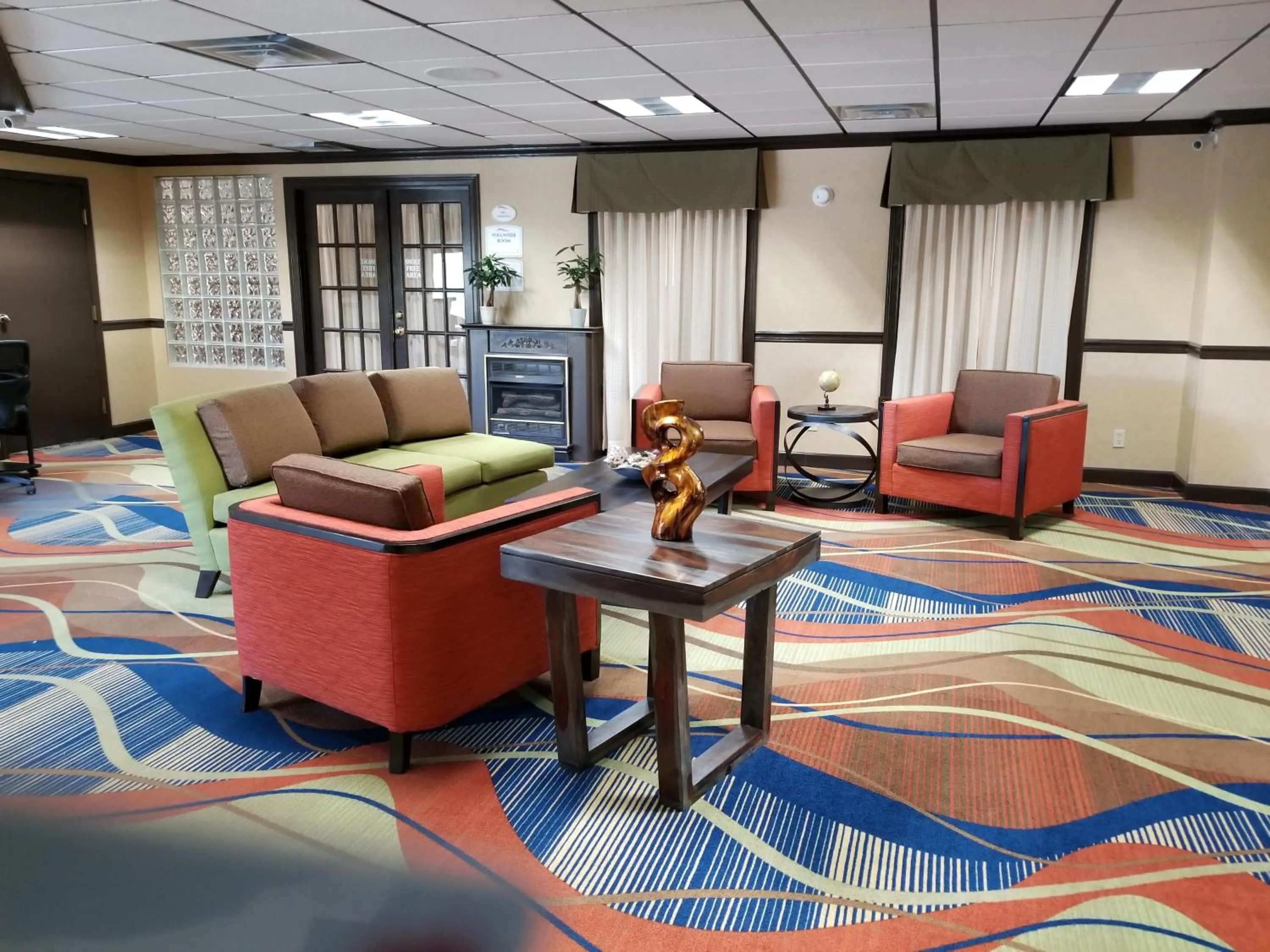 Communal lounge/ TV room in Baymont by Wyndham Knoxville I-75
