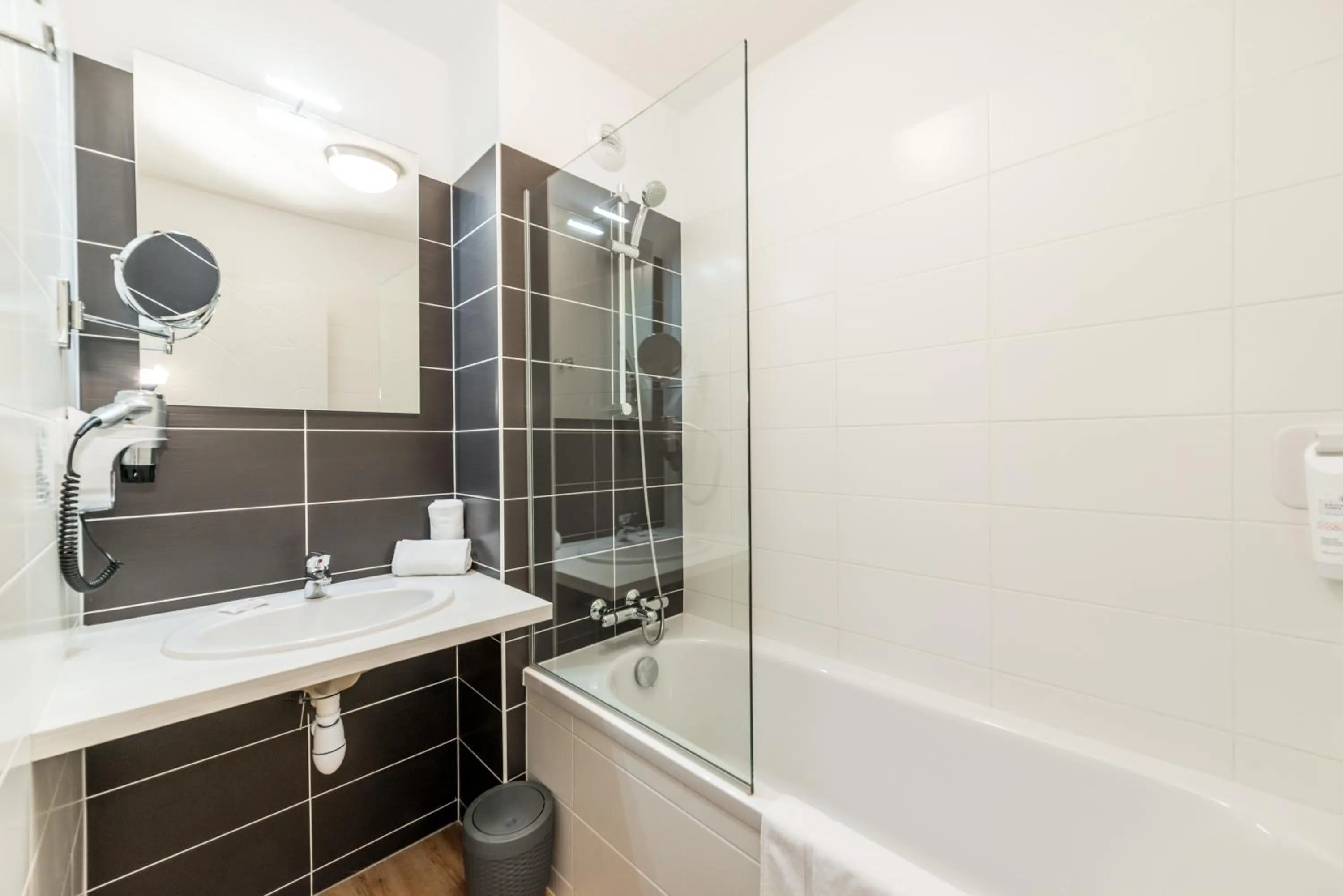 Bathroom in The Originals Boutique, Hôtel Les Quatre Salines, Le Mont Saint-Michel Sud