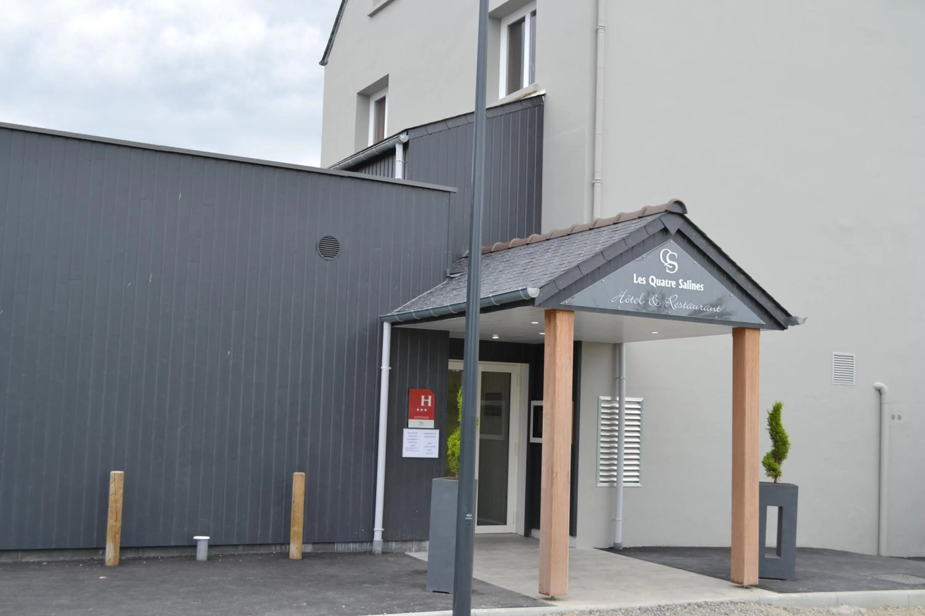 Facade/entrance in The Originals Boutique, Hôtel Les Quatre Salines, Le Mont Saint-Michel Sud