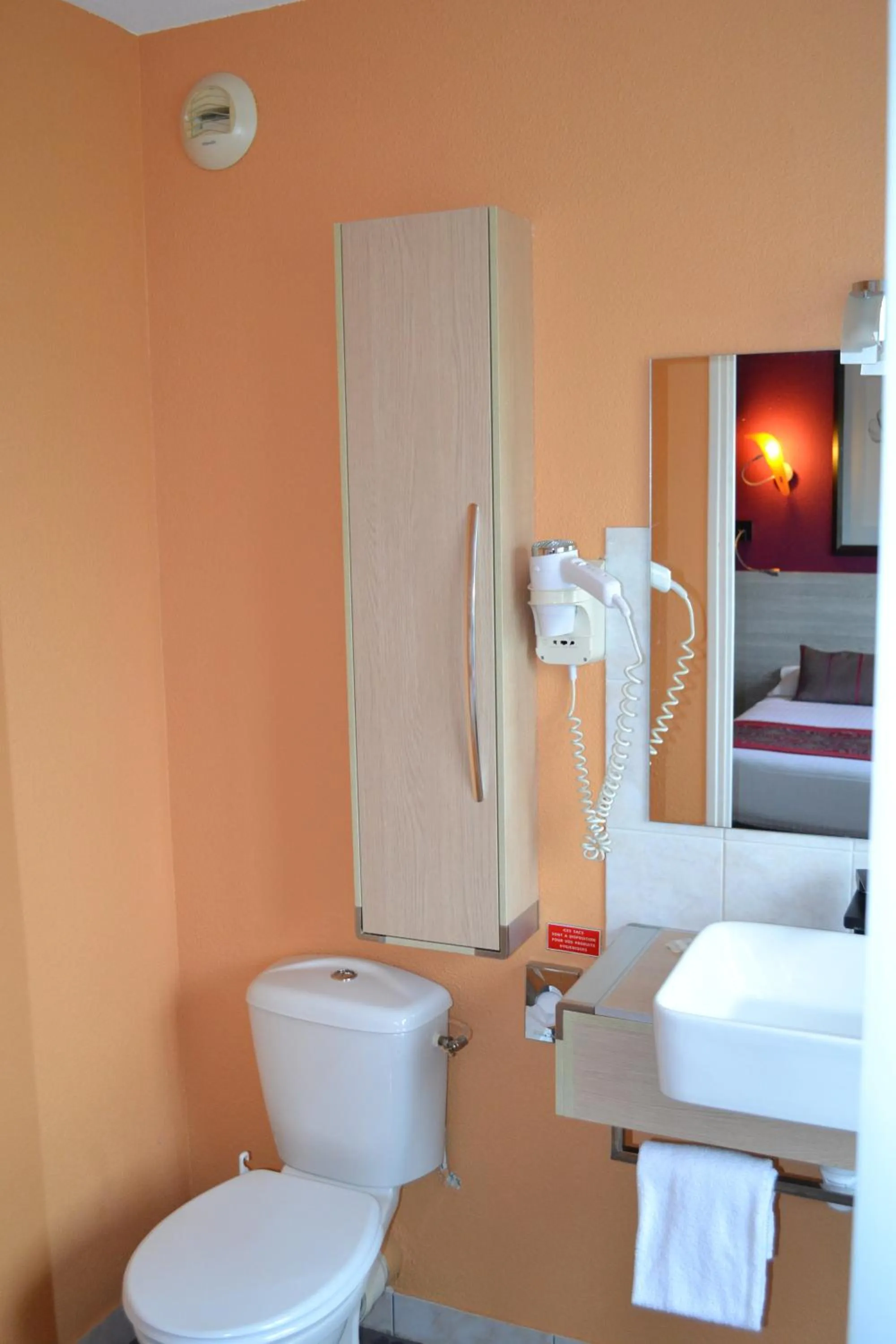 Bathroom in The Originals Boutique, Hôtel Les Quatre Salines, Le Mont Saint-Michel Sud