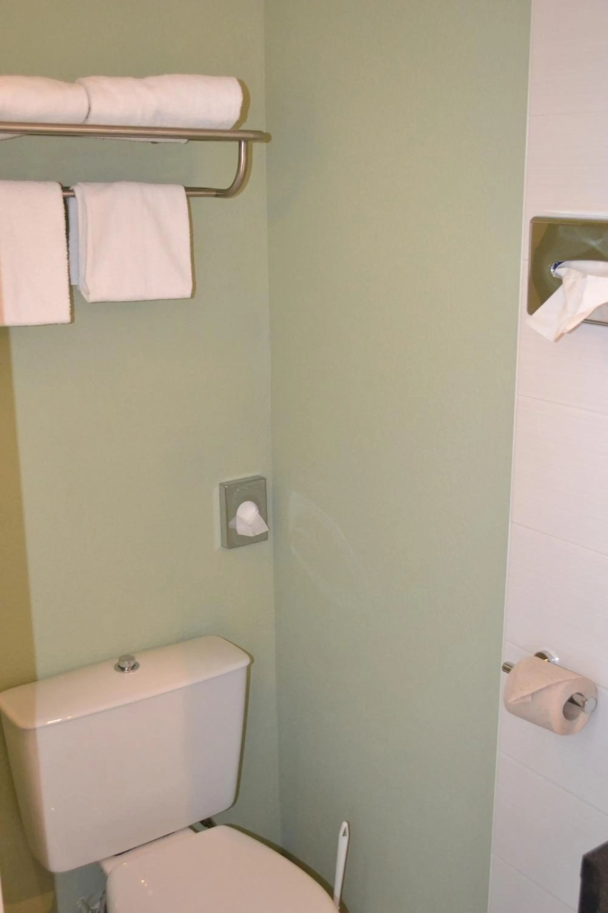 Bathroom in The Originals Boutique, Hôtel Les Quatre Salines, Le Mont Saint-Michel Sud